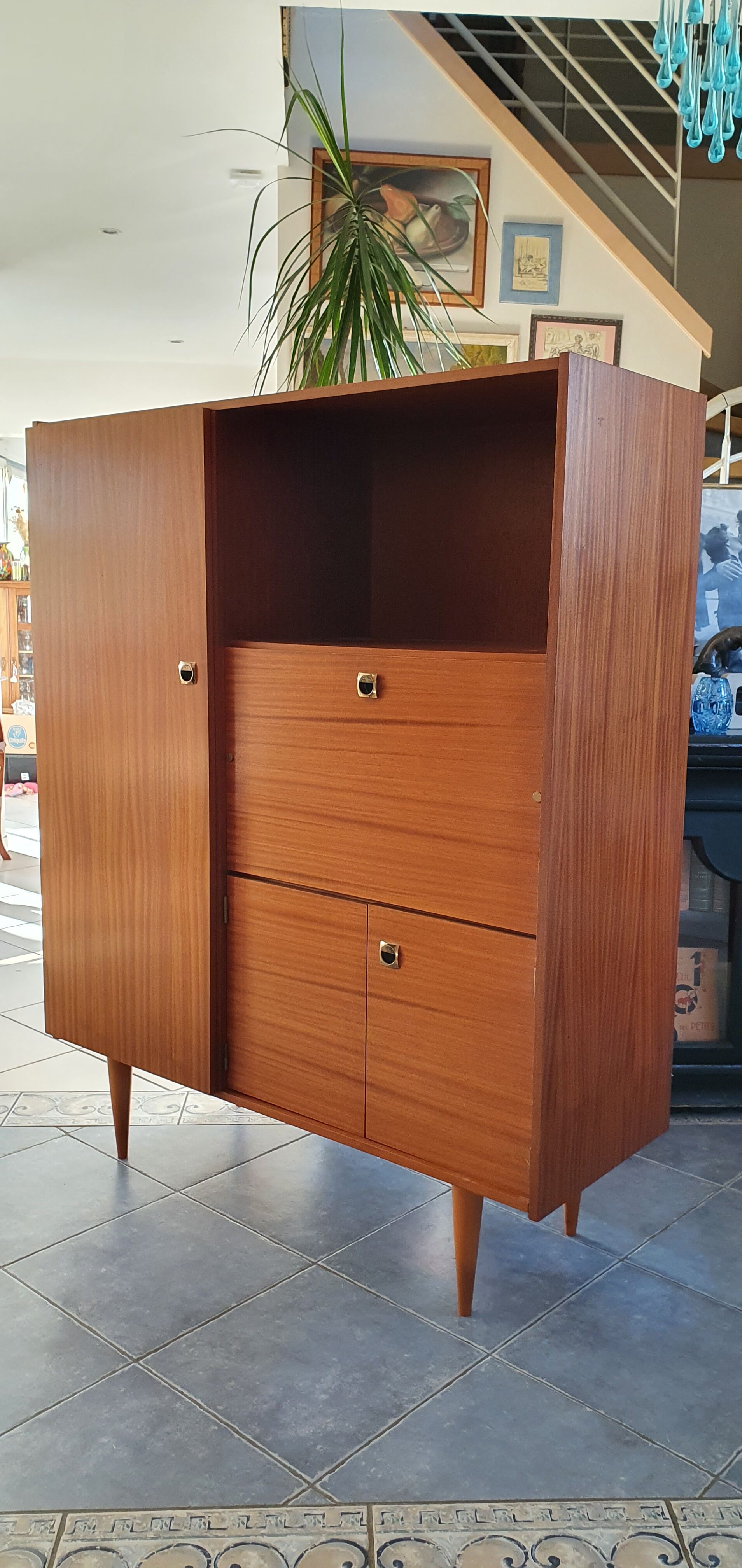 Combined wardrobe secretary