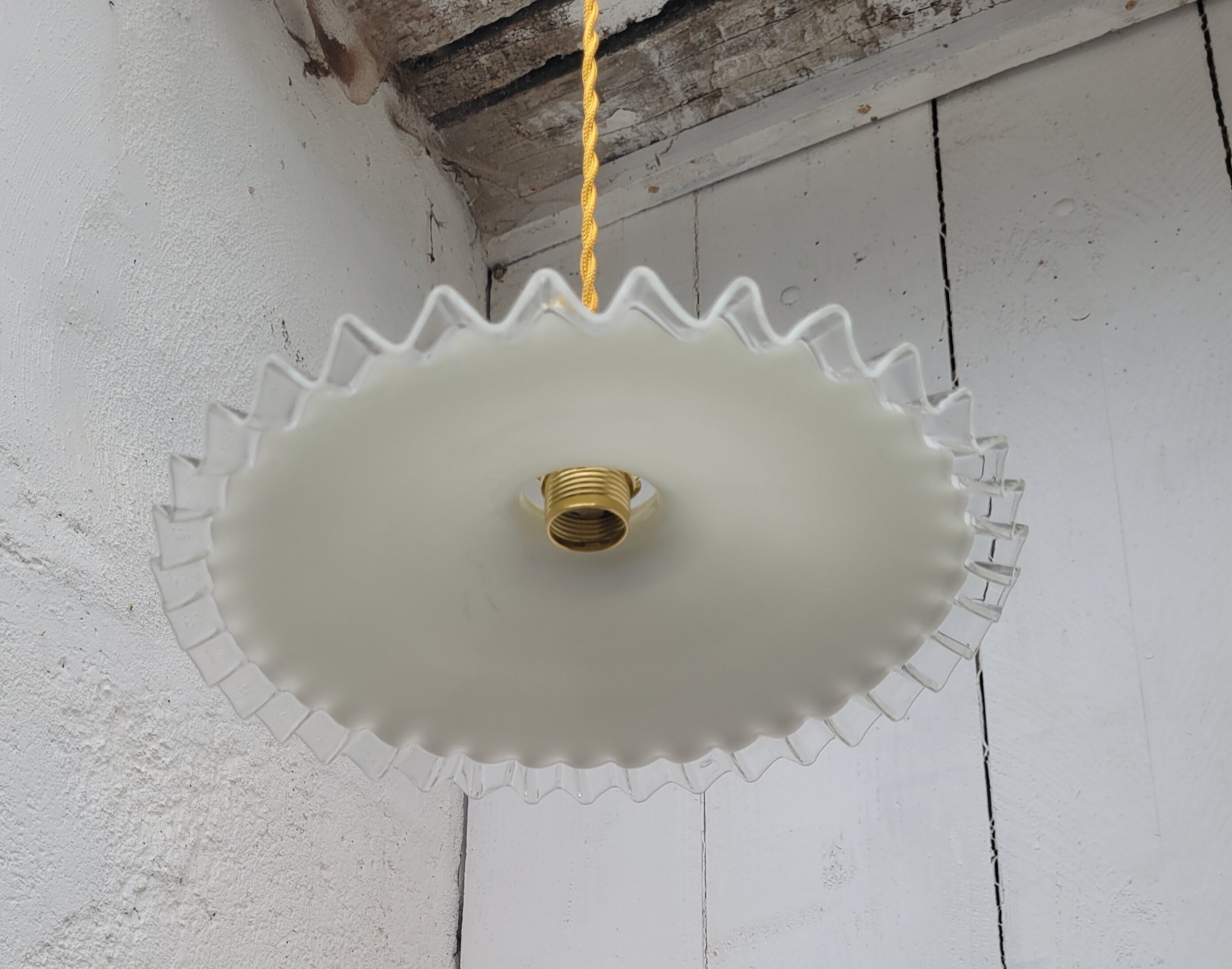 Serrated opaline hanging lamp