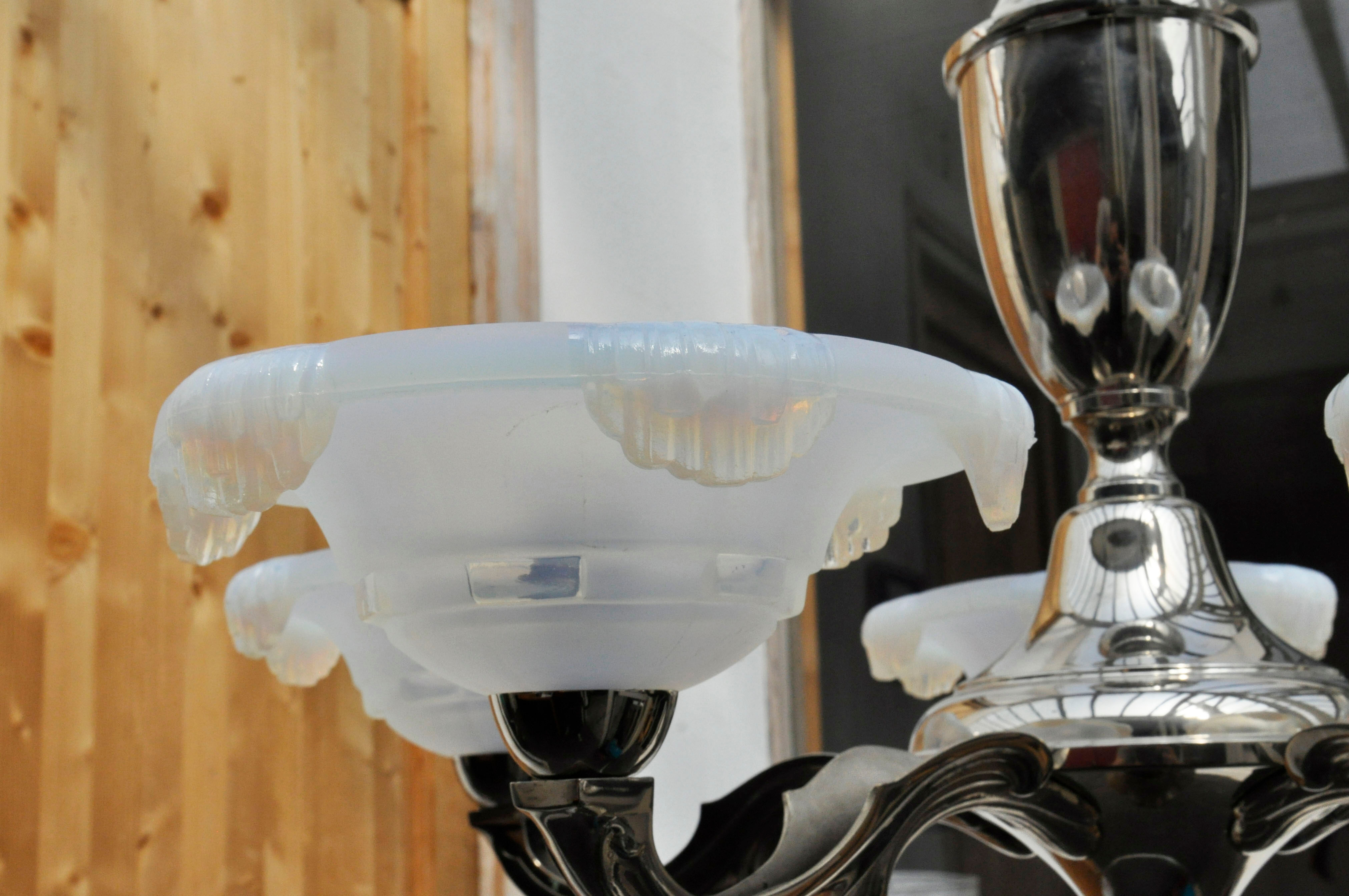 Opalescent chandelier in chrome metal