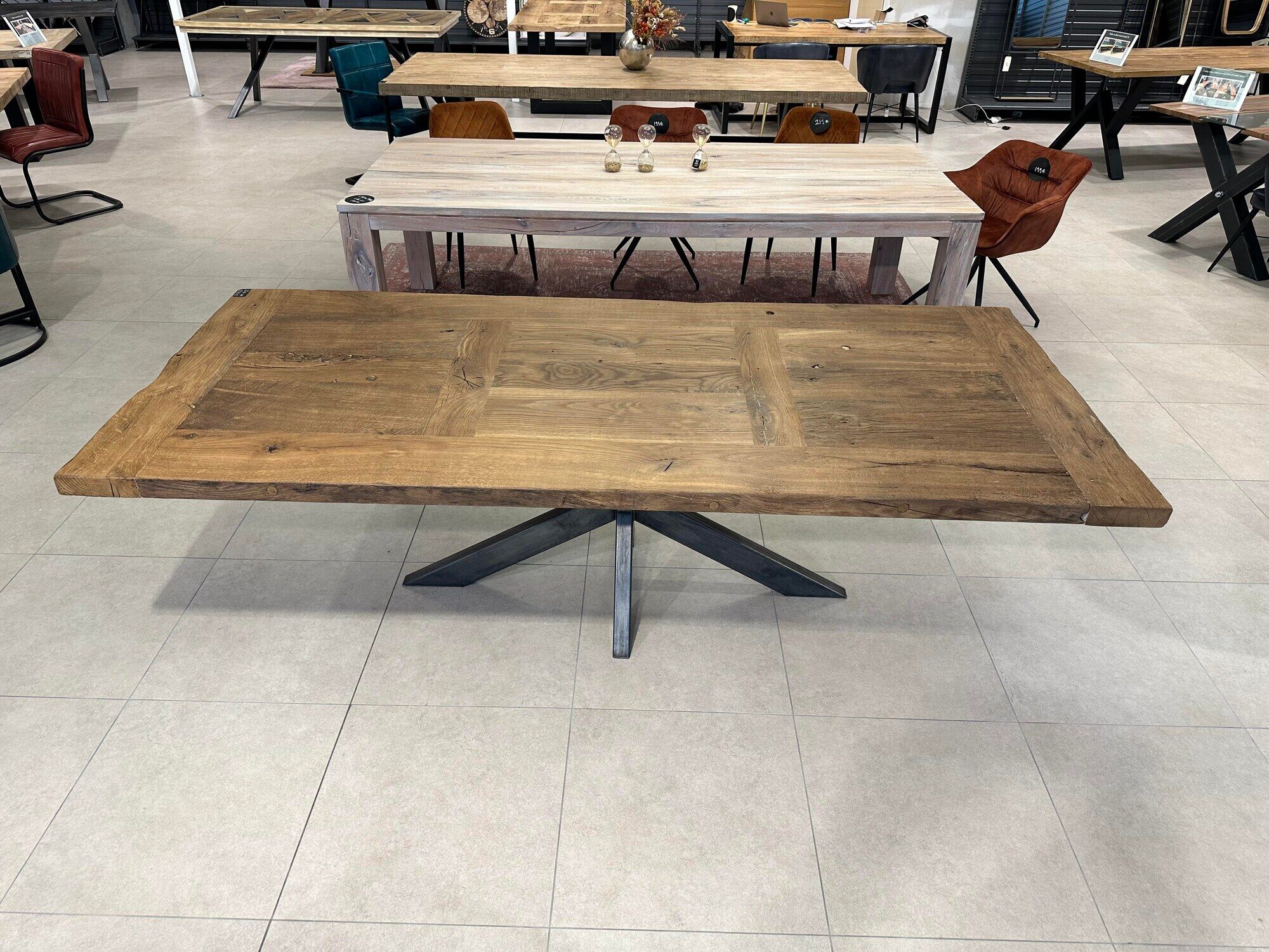 Table solid centenary firm top with matt black metal foot
