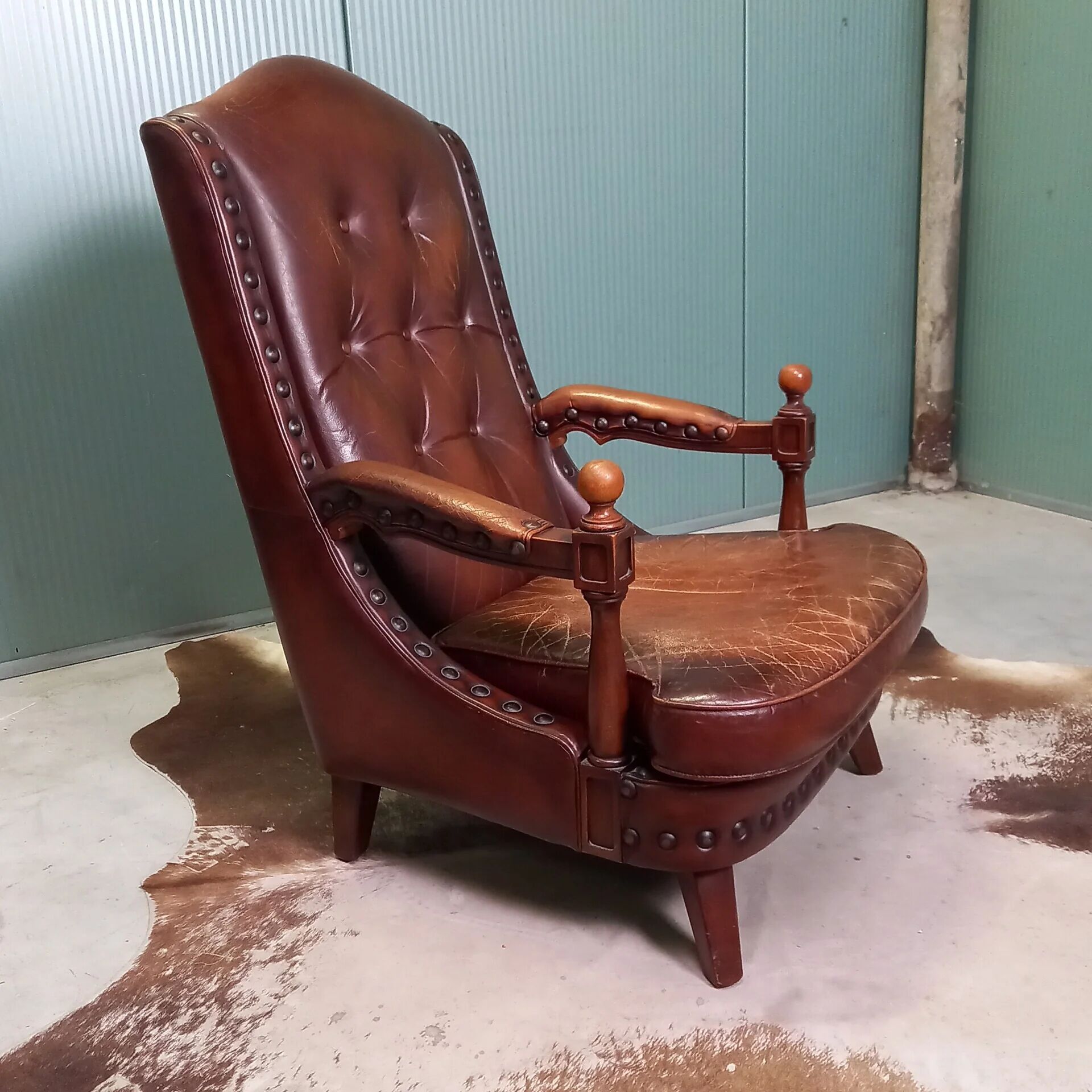 Particularly sturdy library armchair with studs - armchair
