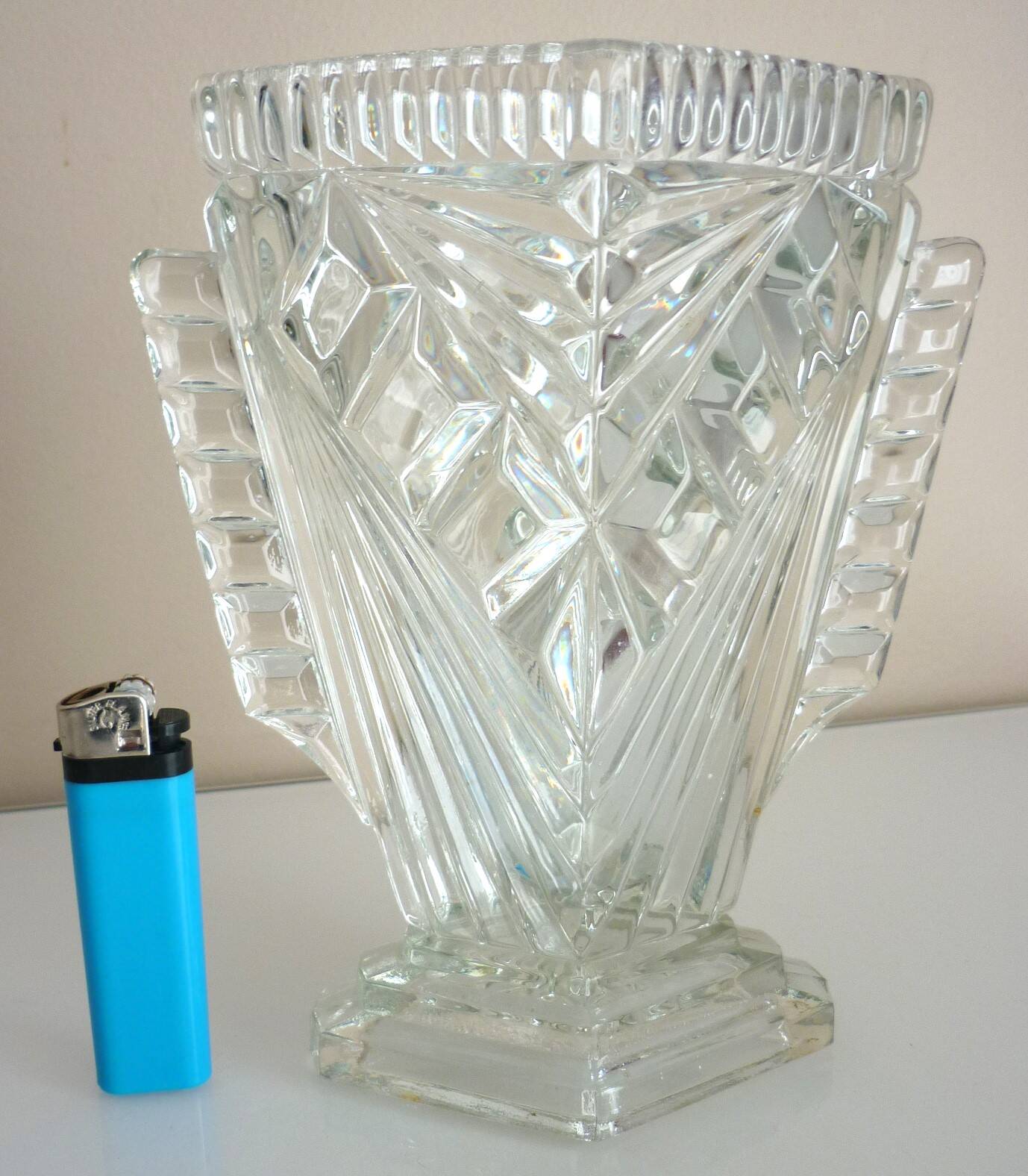 Vase losange art déco, cristal de bohême marqué "Tchécoslovaquie", décor géométrique