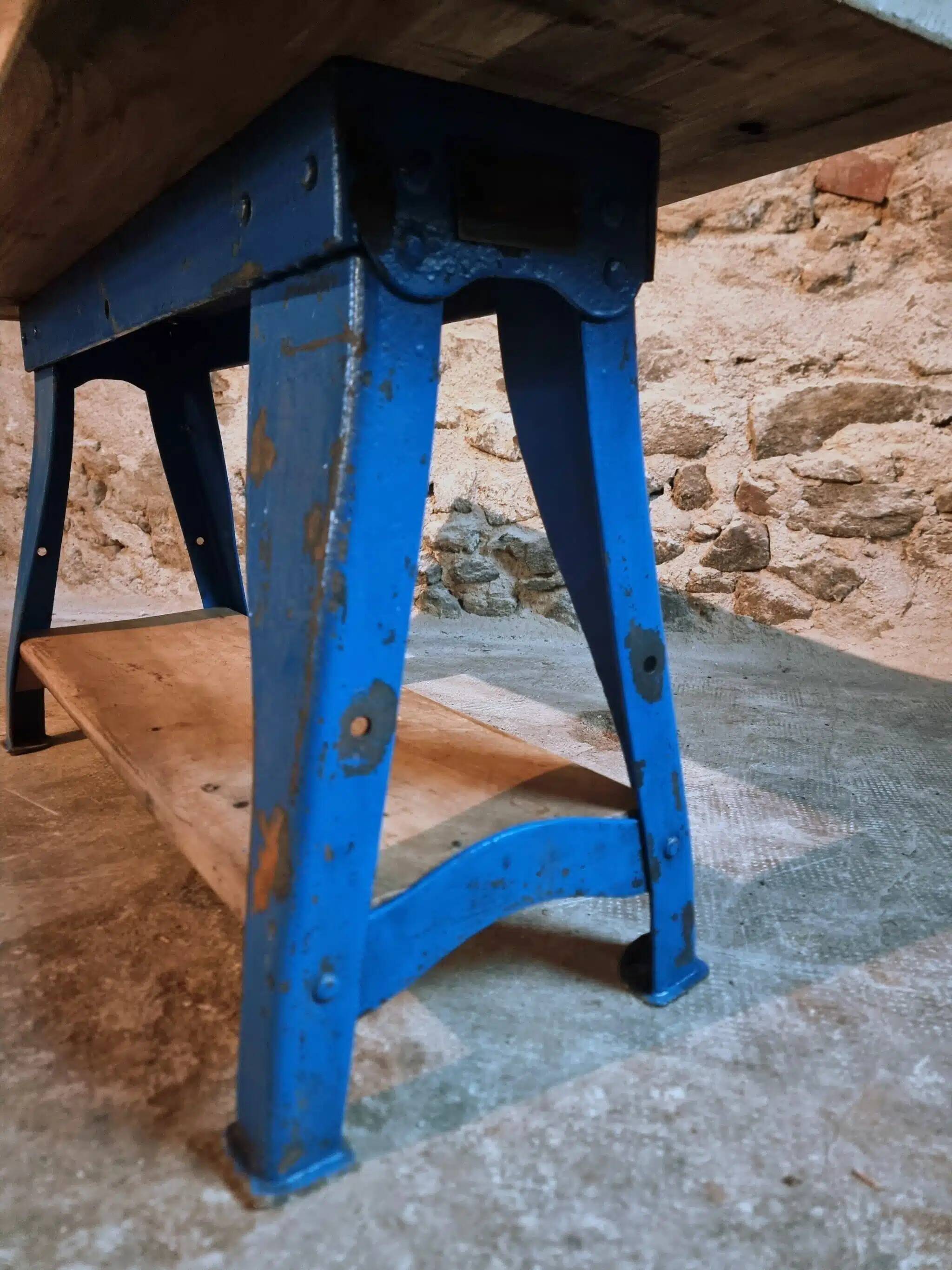 Vintage industrial workbench table with cast iron legs (Aux Forges de Vulcain)