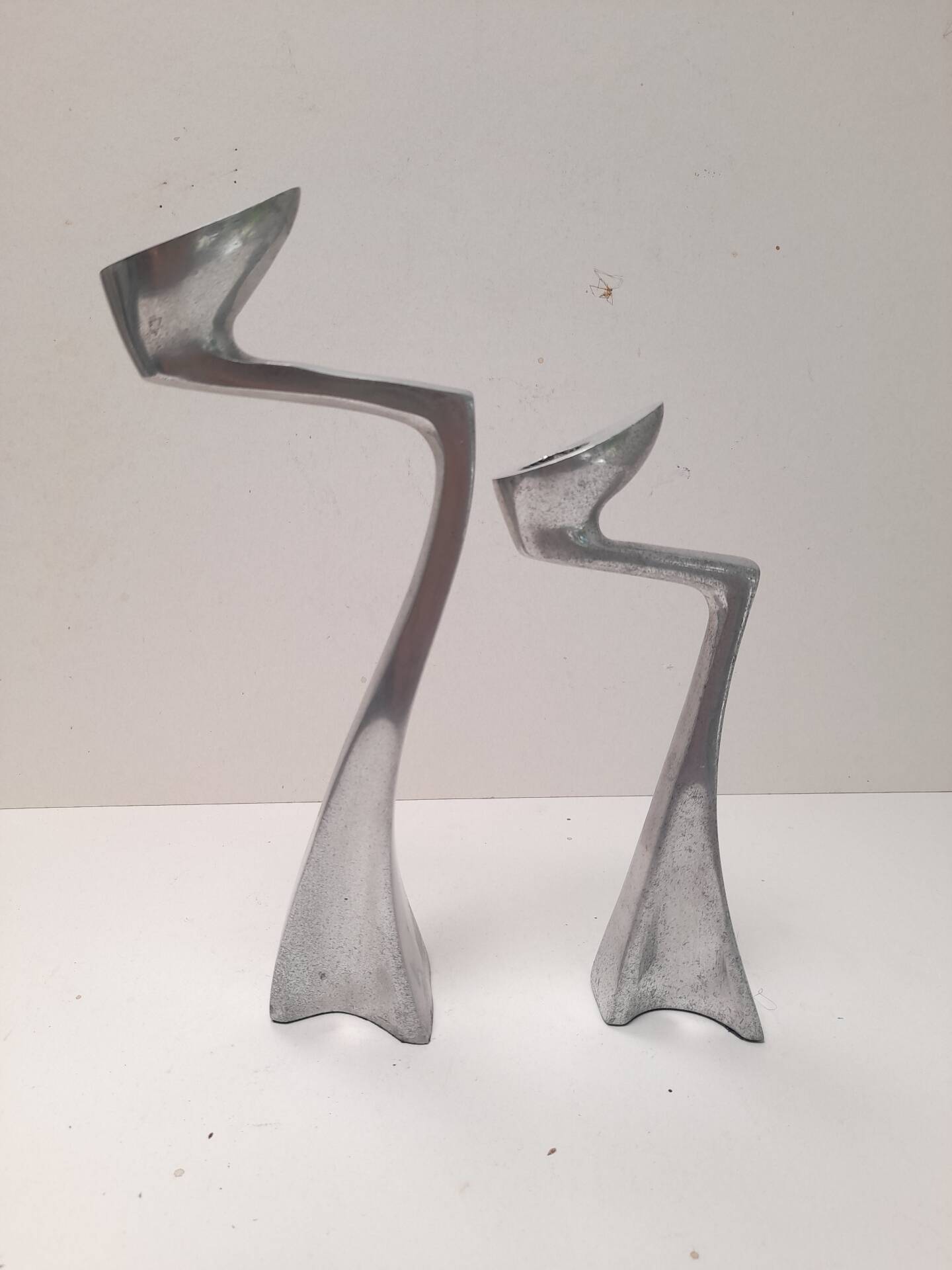 Paire de bougeoirs Swan de Matthew Hilton