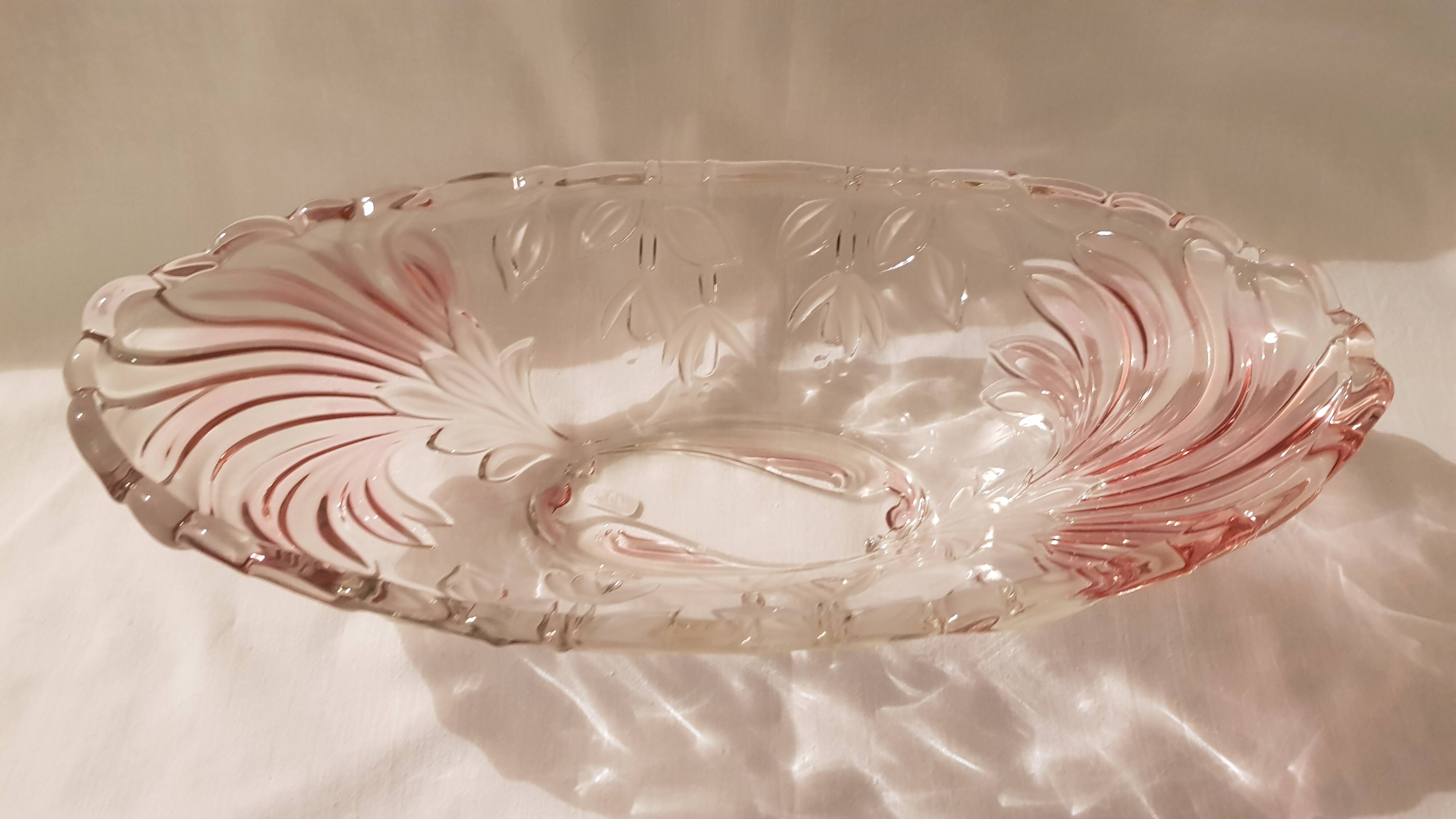 Oval bowl in crystal and frosted glass, pink and frosted.