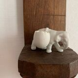Petit éléphant en biscuit de porcelaine, salerons du 19e siècle