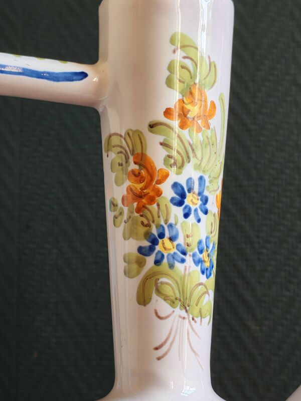Aiguière, pichet vintage en faïence émaillée à décor floral peint à la main
