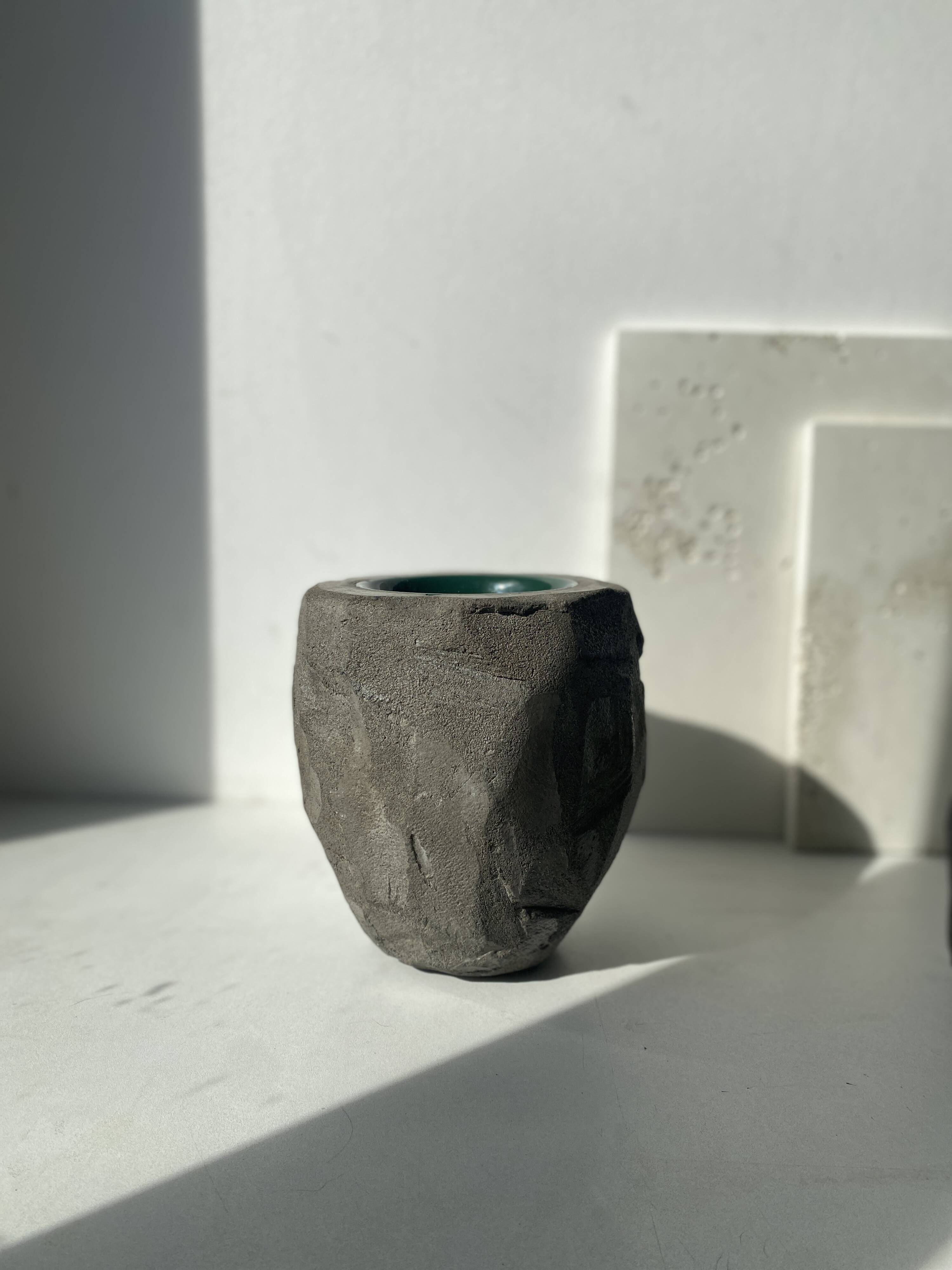 Vase / Large sculpted concrete pot
