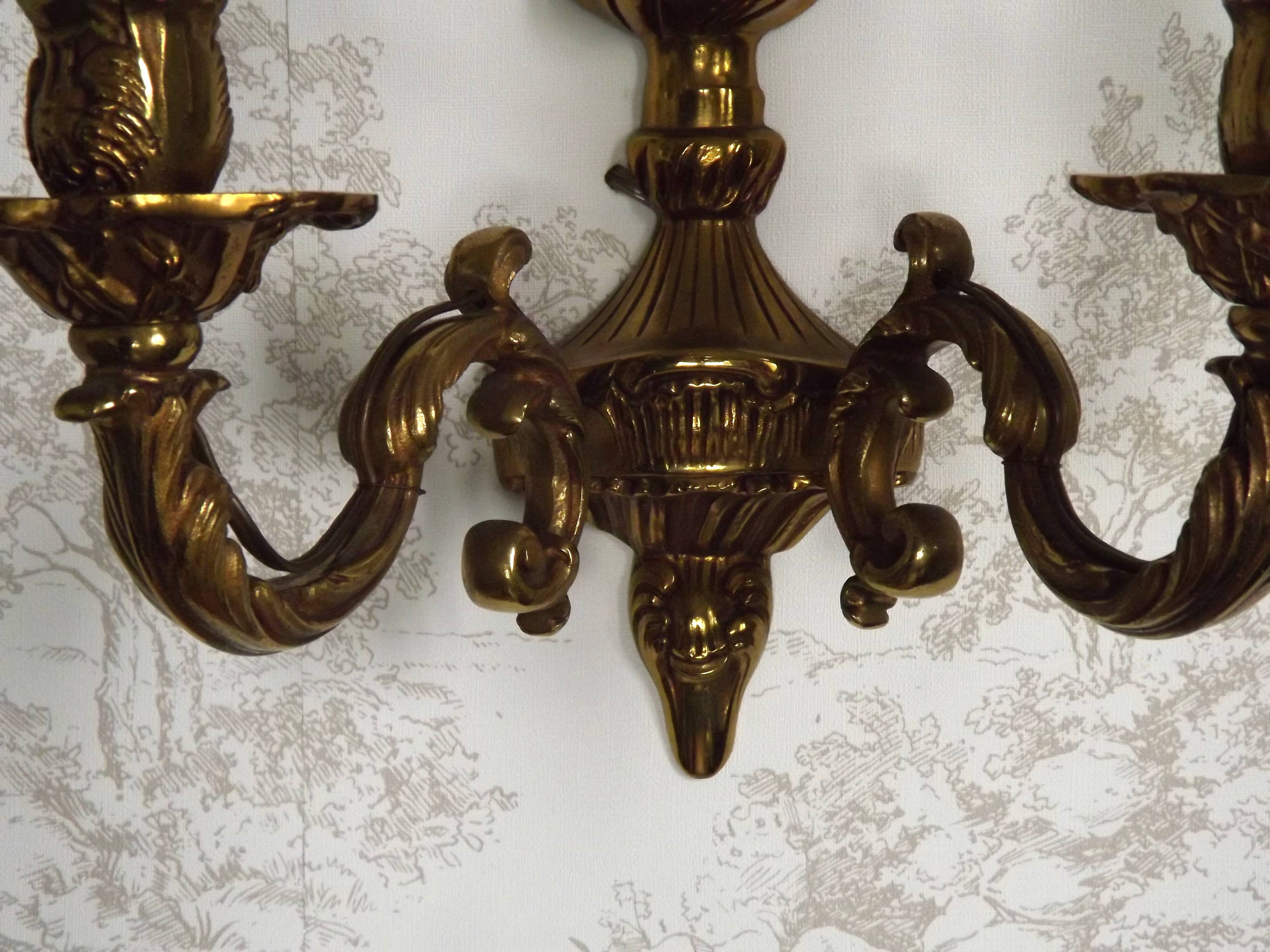 Pair of French baroque brass wall sconces with two branches, decorated with acanthus and wickerwork.