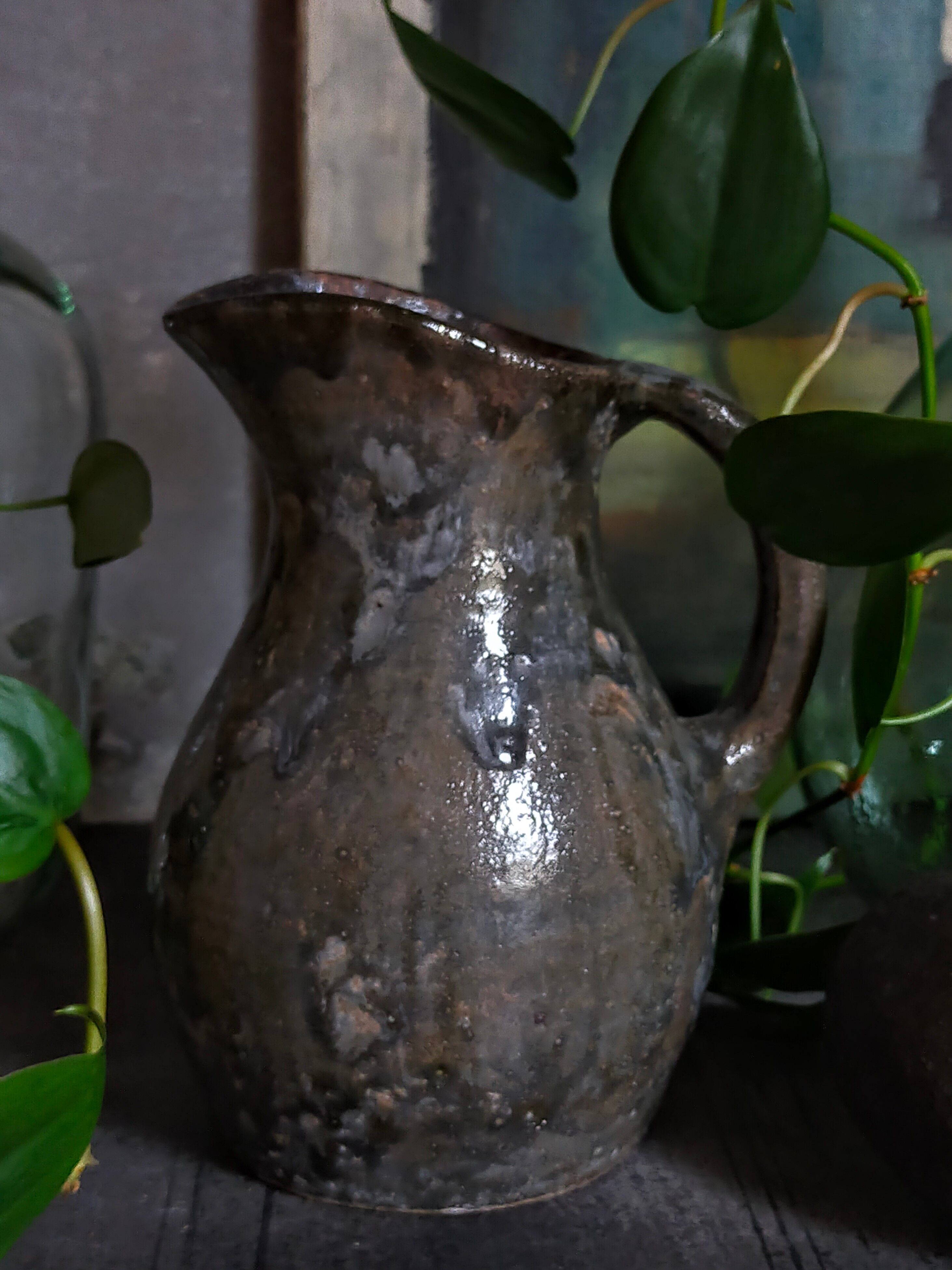 Potter's pitcher Art-popular in old enamelled earth