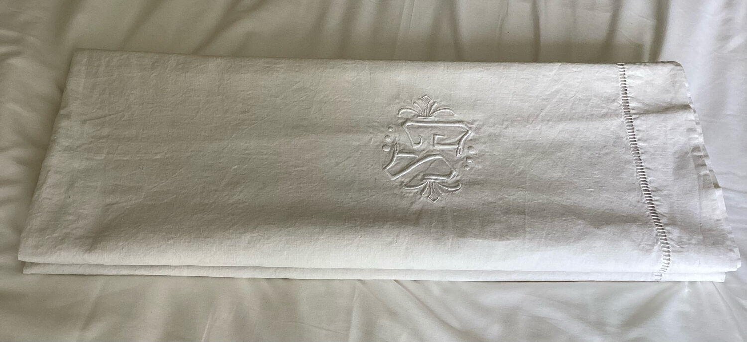 Old hand-embroidered cloth metis