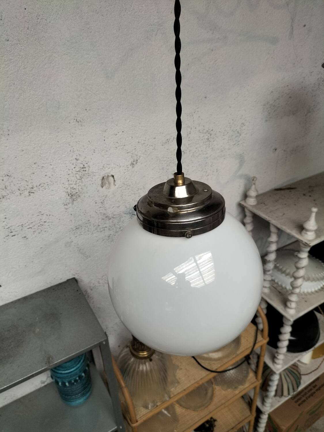 Opaline ball suspension