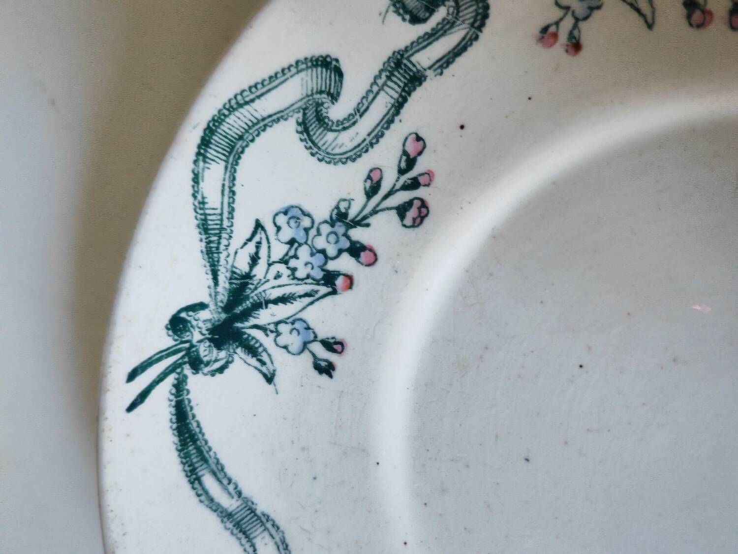 Soucoupe en terre de fer polychrome