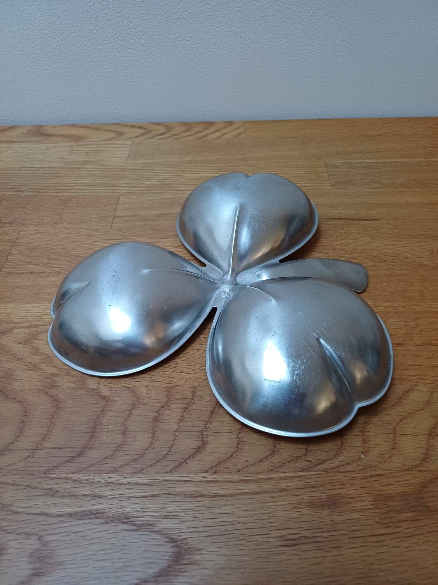 Small vintage aperitif bowl in the shape of a clover.