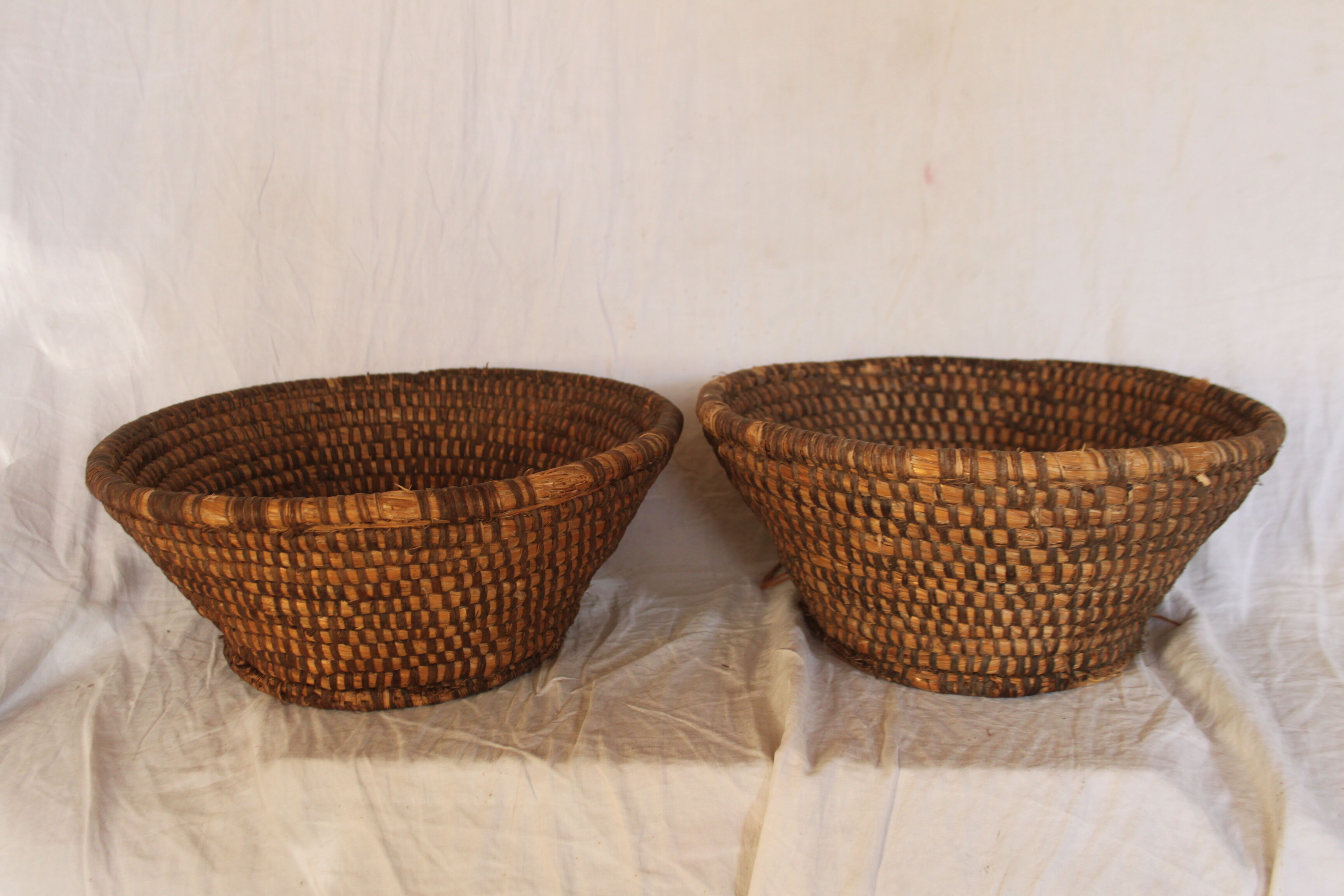 2 old baskets olive