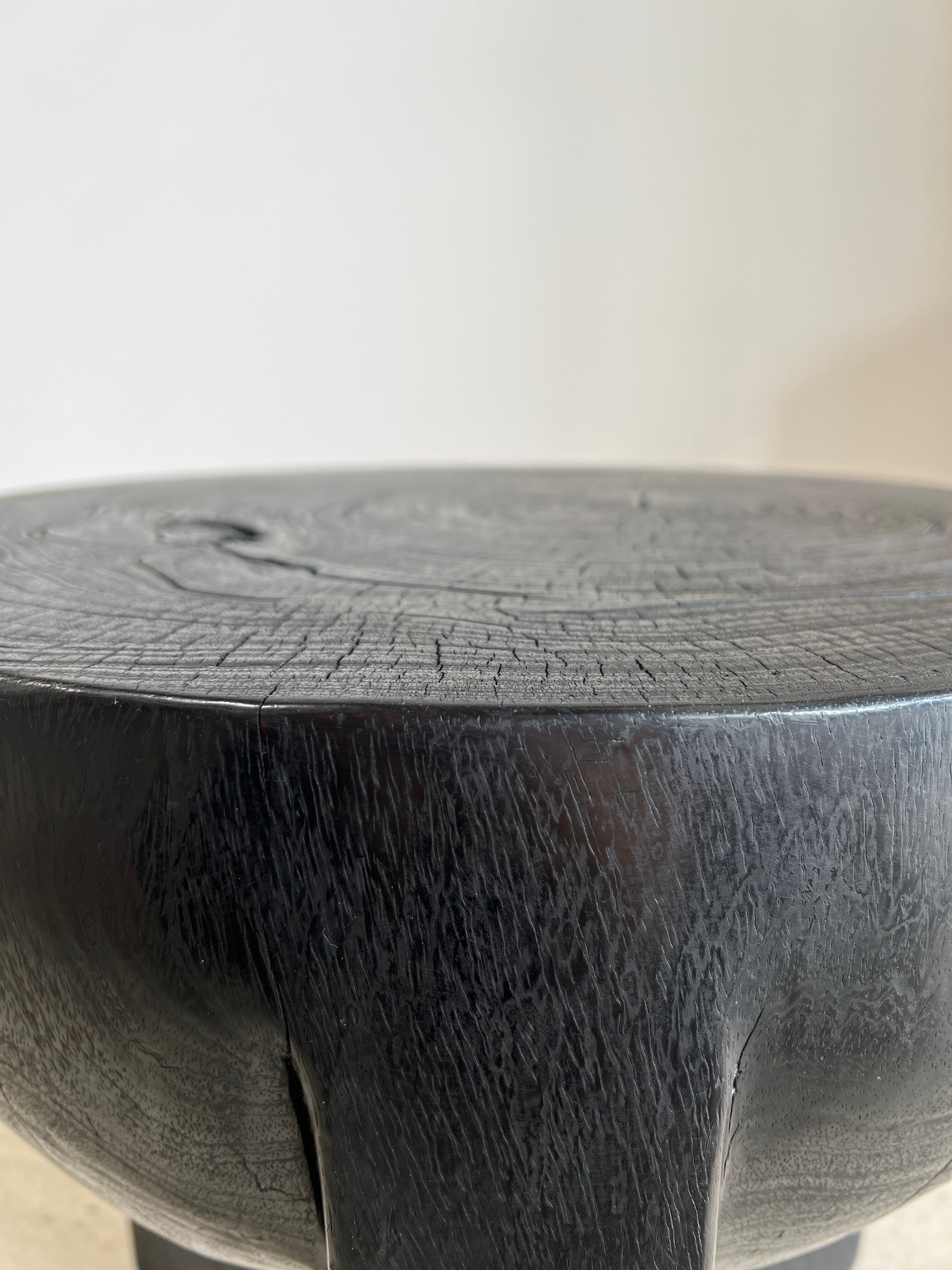 Black mango wood tripod side table with a semi-spherical top, height: 45 cm, diameter: 44 cm.