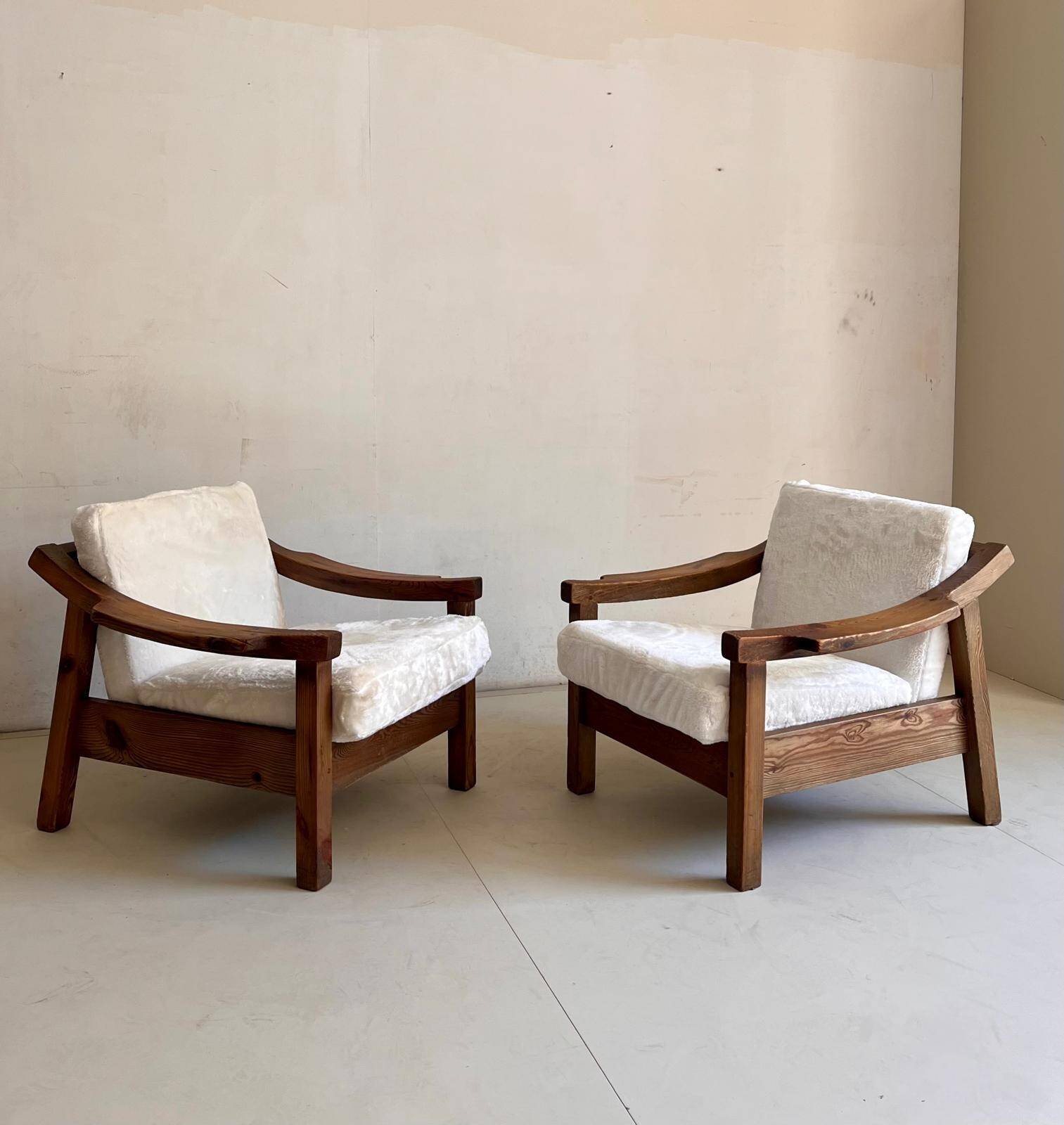 Brutalist Biosca armchairs in stained pine wood, Spain 1960