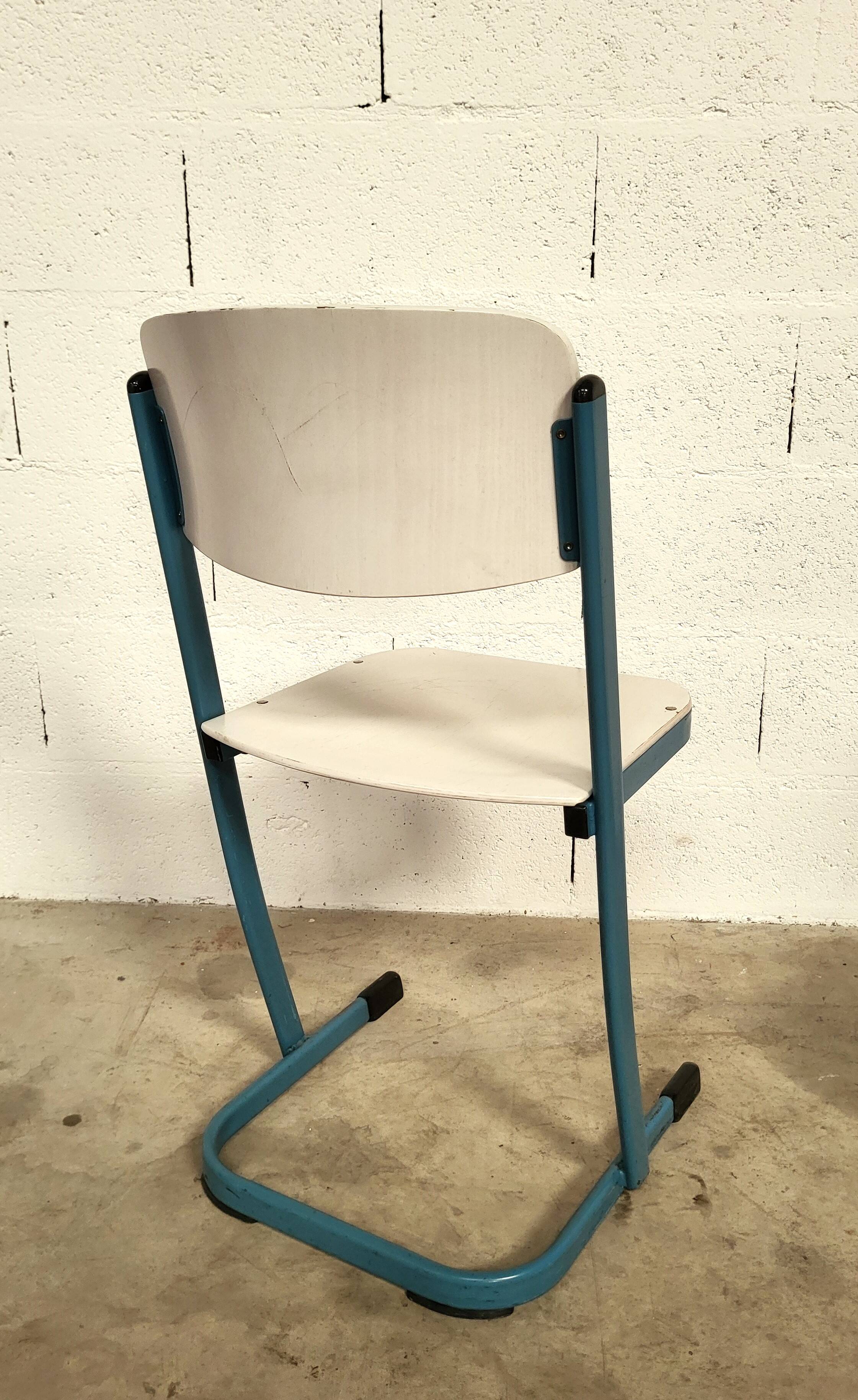 20 Chaises d'école bleues du designer Karl Northheler