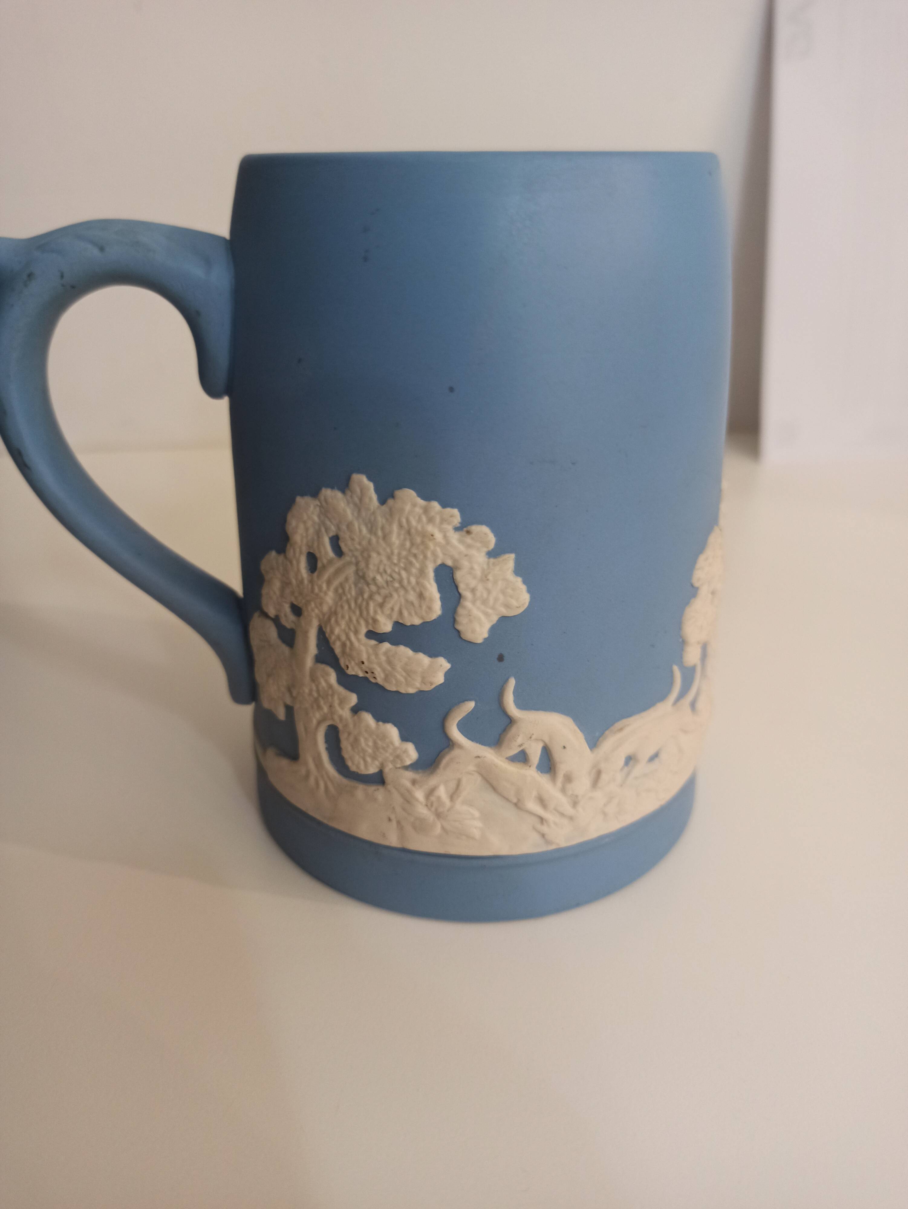 Chope, mug en jaspe. wedgwood, fabrication anglaise. scènes de chasse en relief