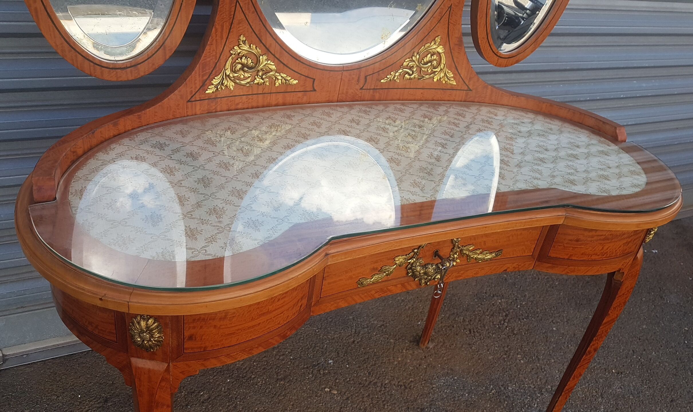 Old kidney dressing table