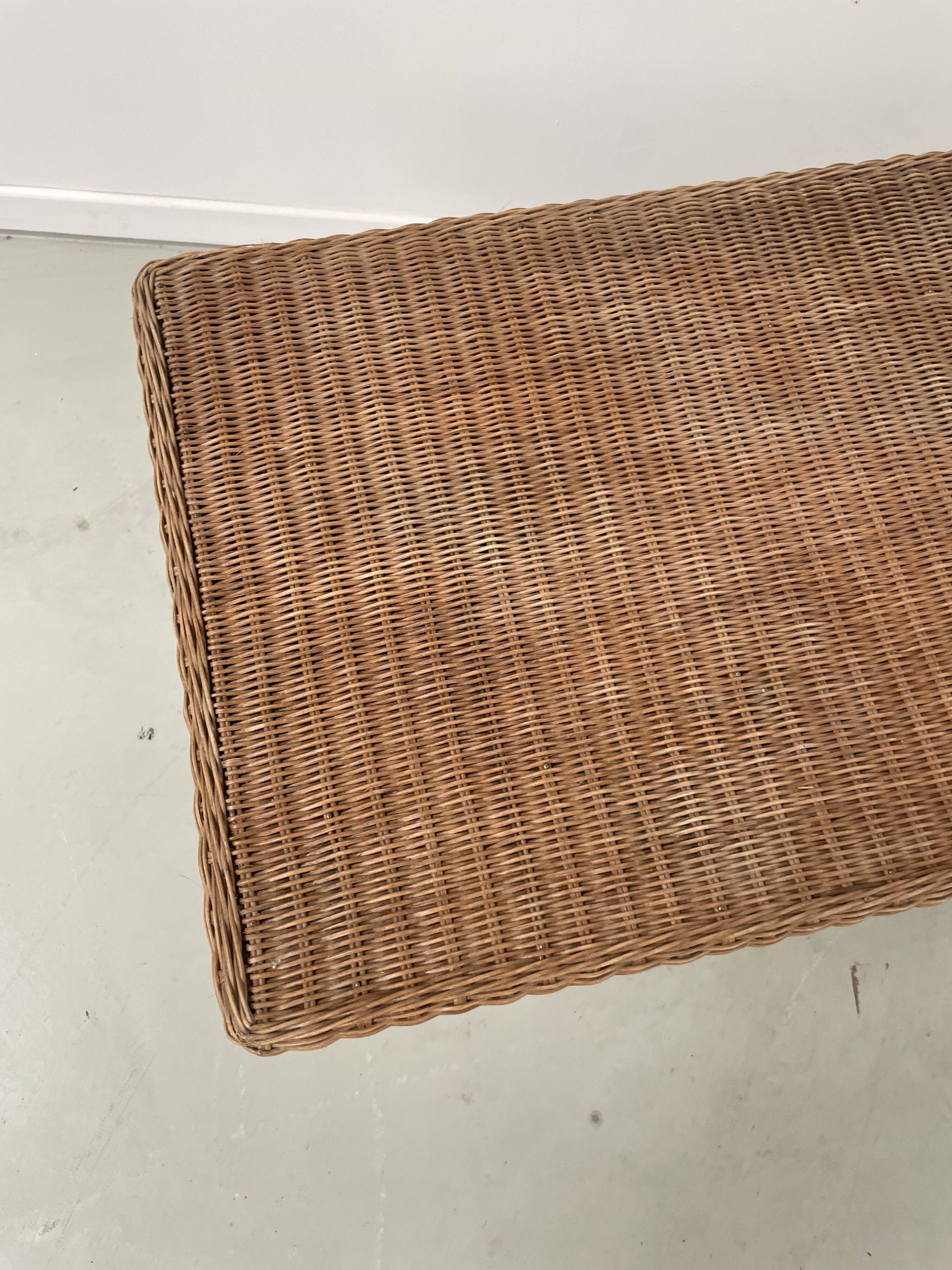 Table basse osier tressé et métal 1960
