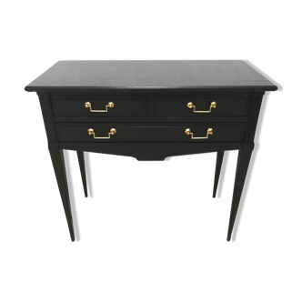 Commode trois tiroirs dans l'esprit anglais