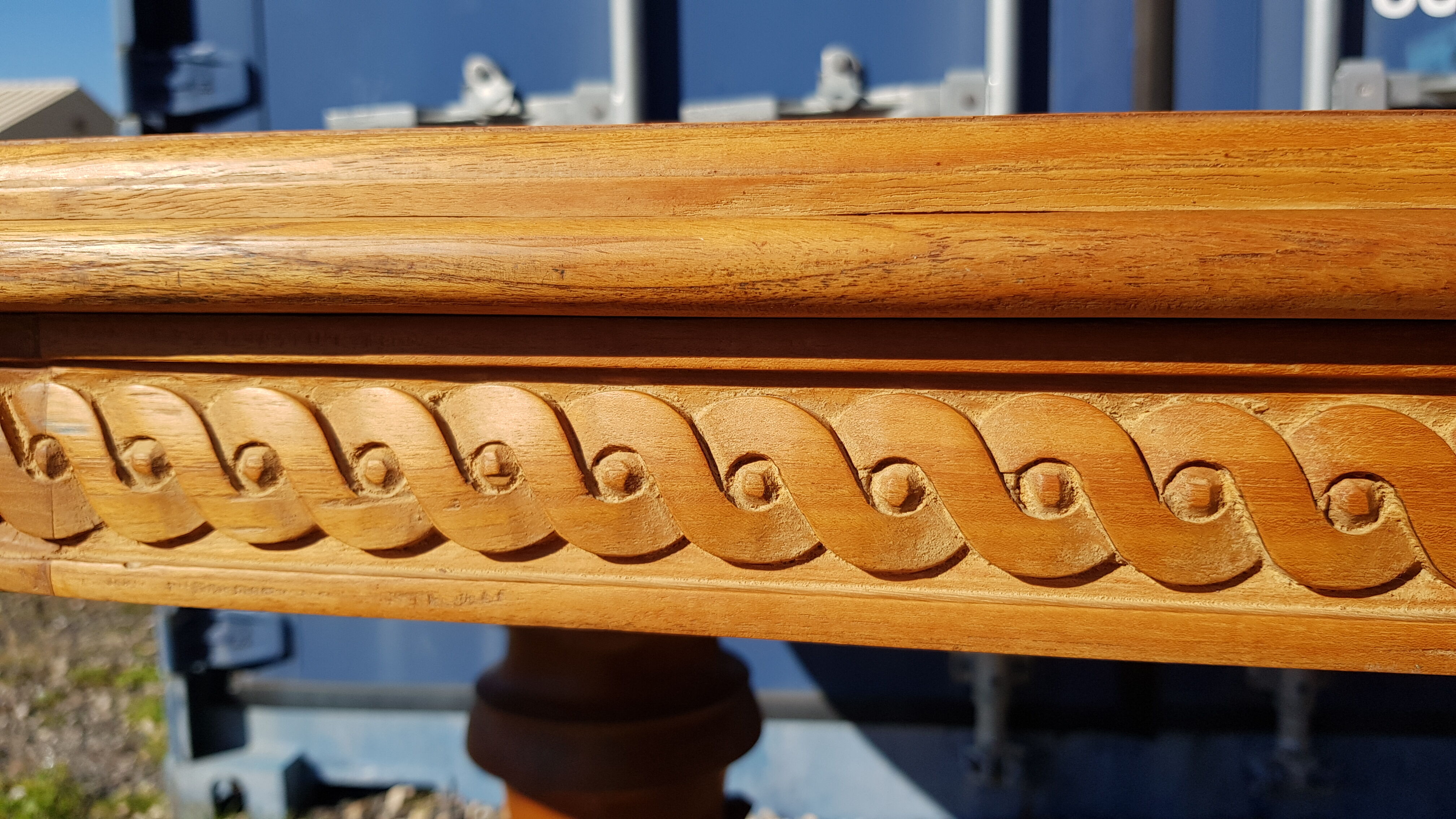Oval dining table in solid teak