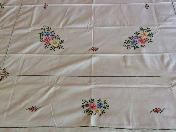 Nappe ancienne brodée