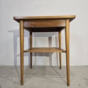 Table basse en bois des années 70 avec étagère à lattes.