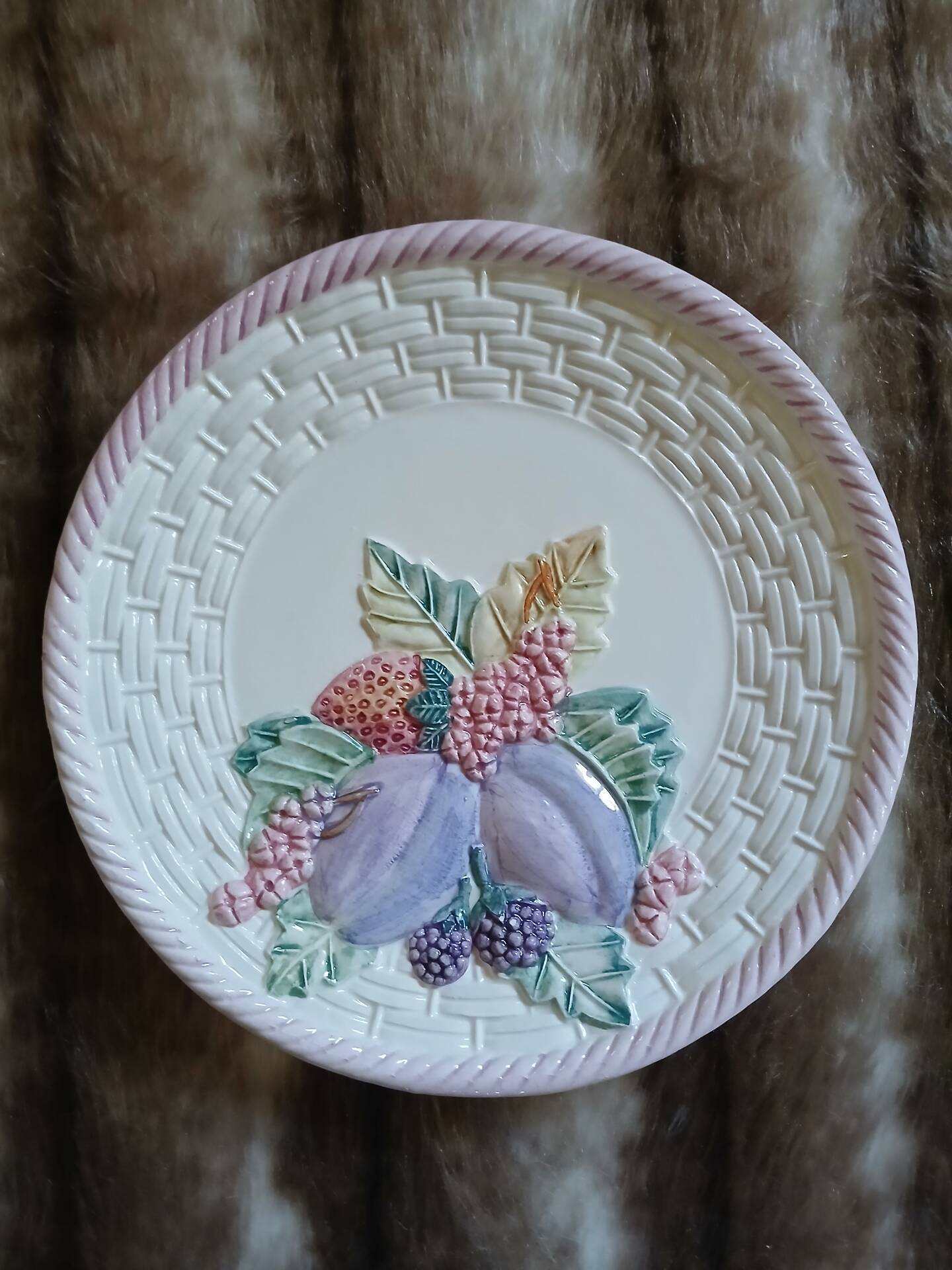 6 antique flat plates in majolica + dish