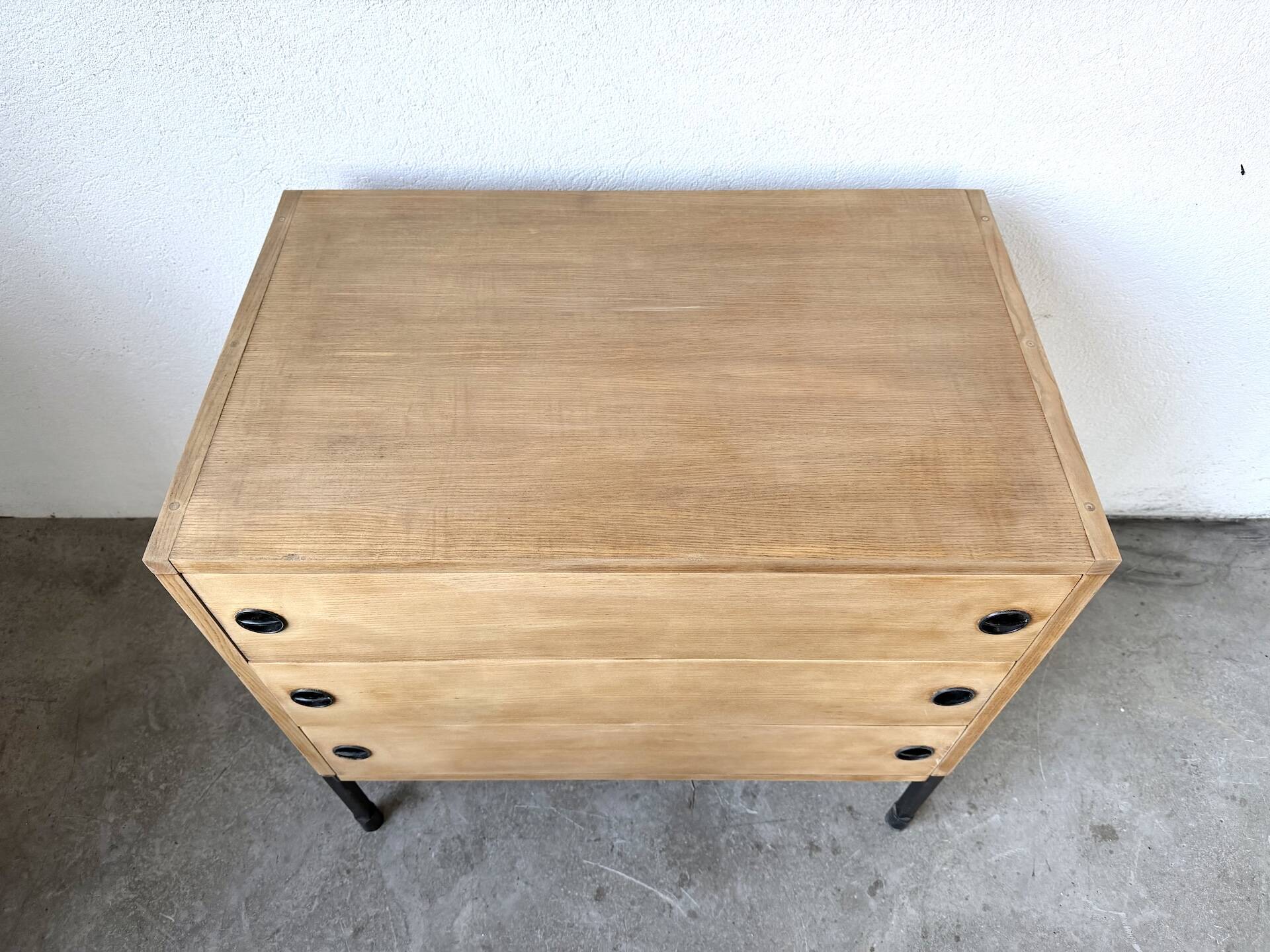 Three-drawer commode ARP — Minvielle, oak and lacquered metal, France, years