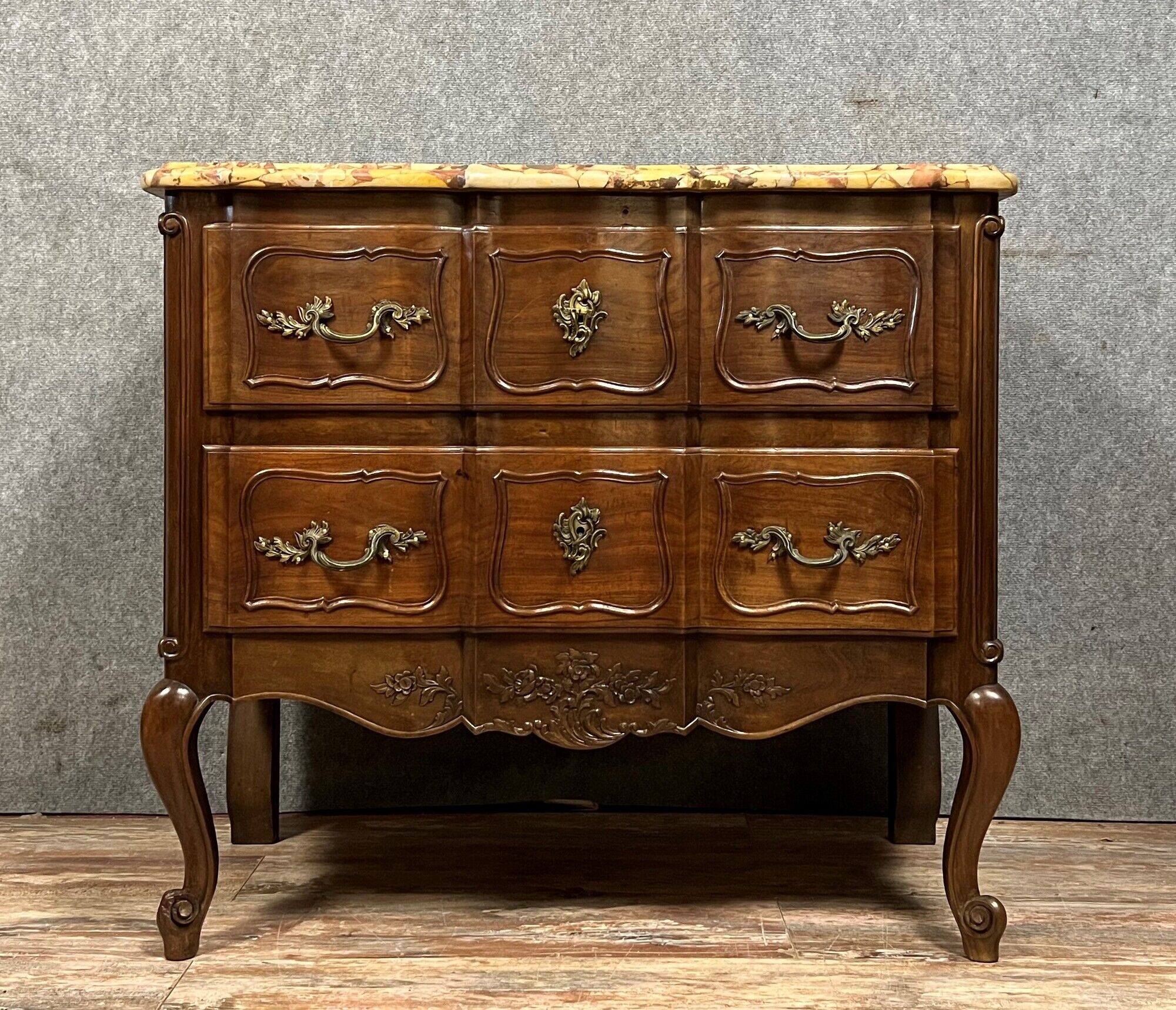 Woman chest of drawers style Louis XV in walnut circa 1880-1900