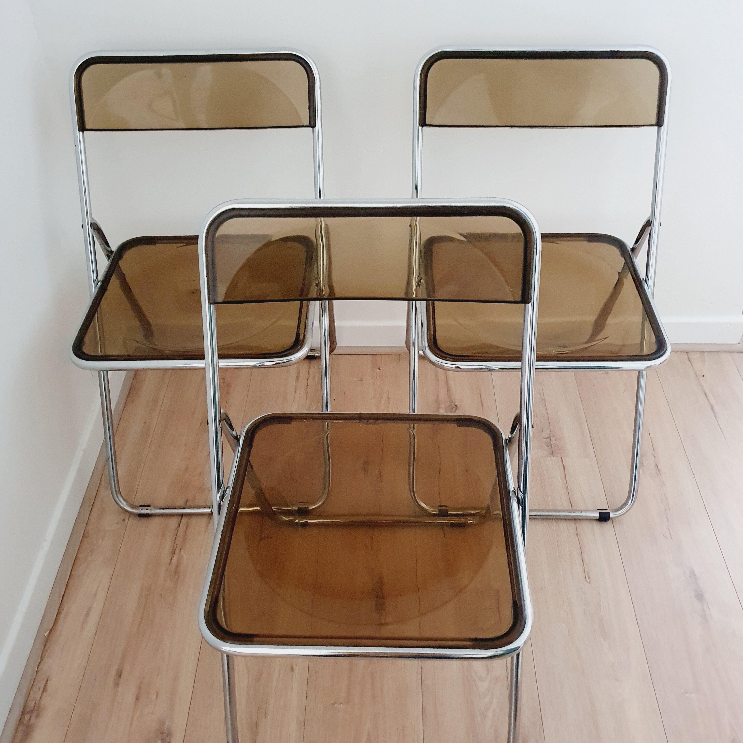 Trio de chaises pliantes en plexiglas