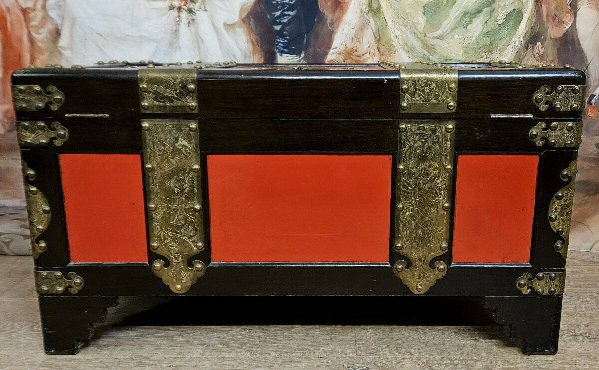 Coffre asiatique en bois laqué, datant de la 1ere moitié du XXeme siéc
