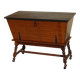 Meuble en forme de pétrin sur roulettes