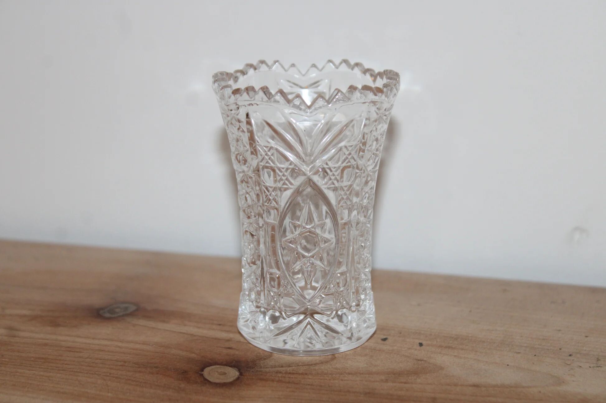 Small cut glass soliflore vase, geometric design, H 8 cm