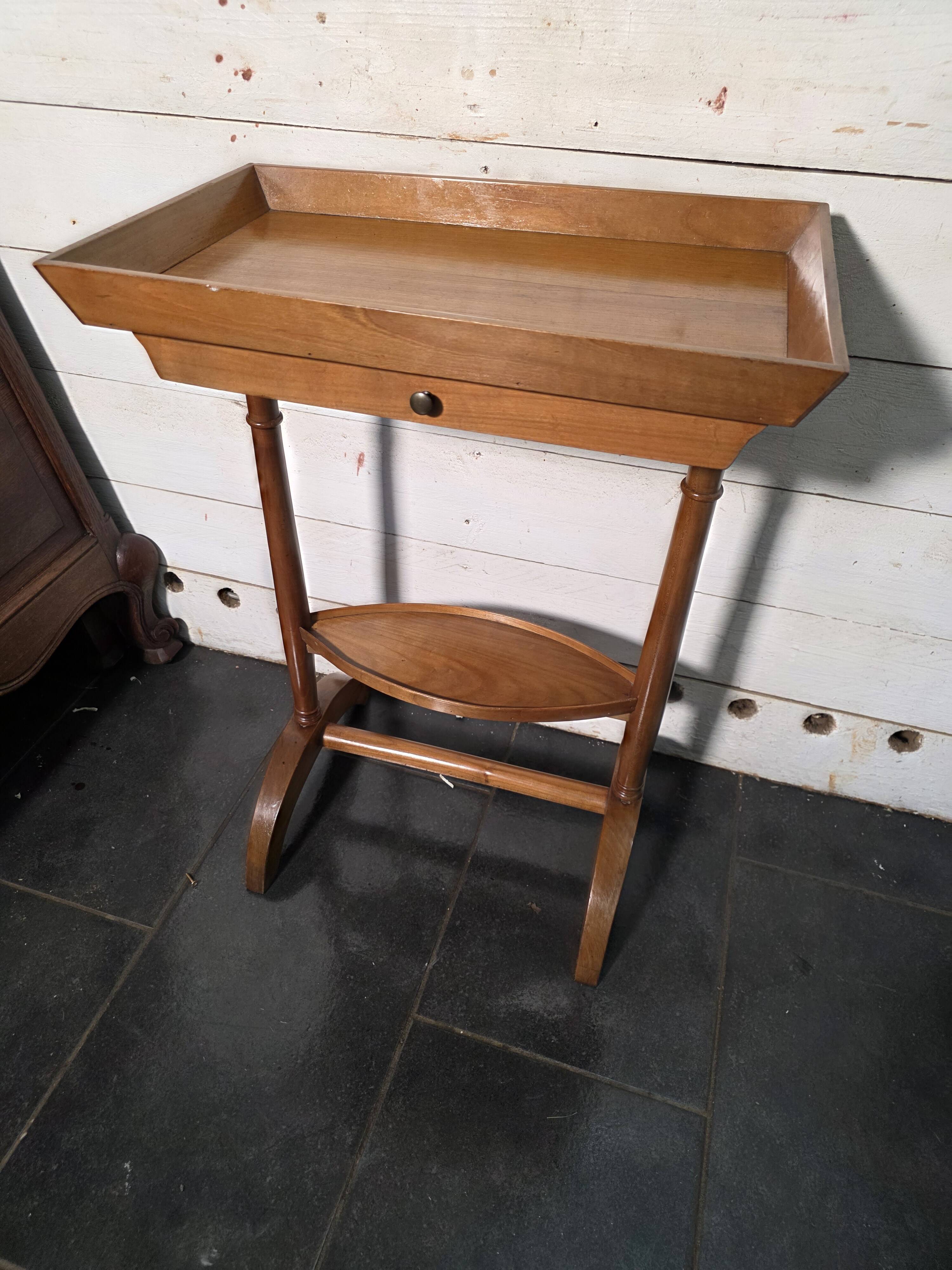 Table de chevet en merisier massif