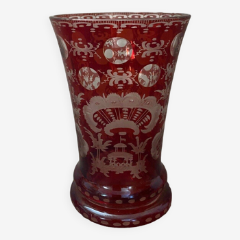 Calice ou vase en Bohême fond rouge travail à la meule
