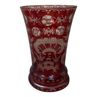 Calice ou vase en Bohême fond rouge travail à la meule