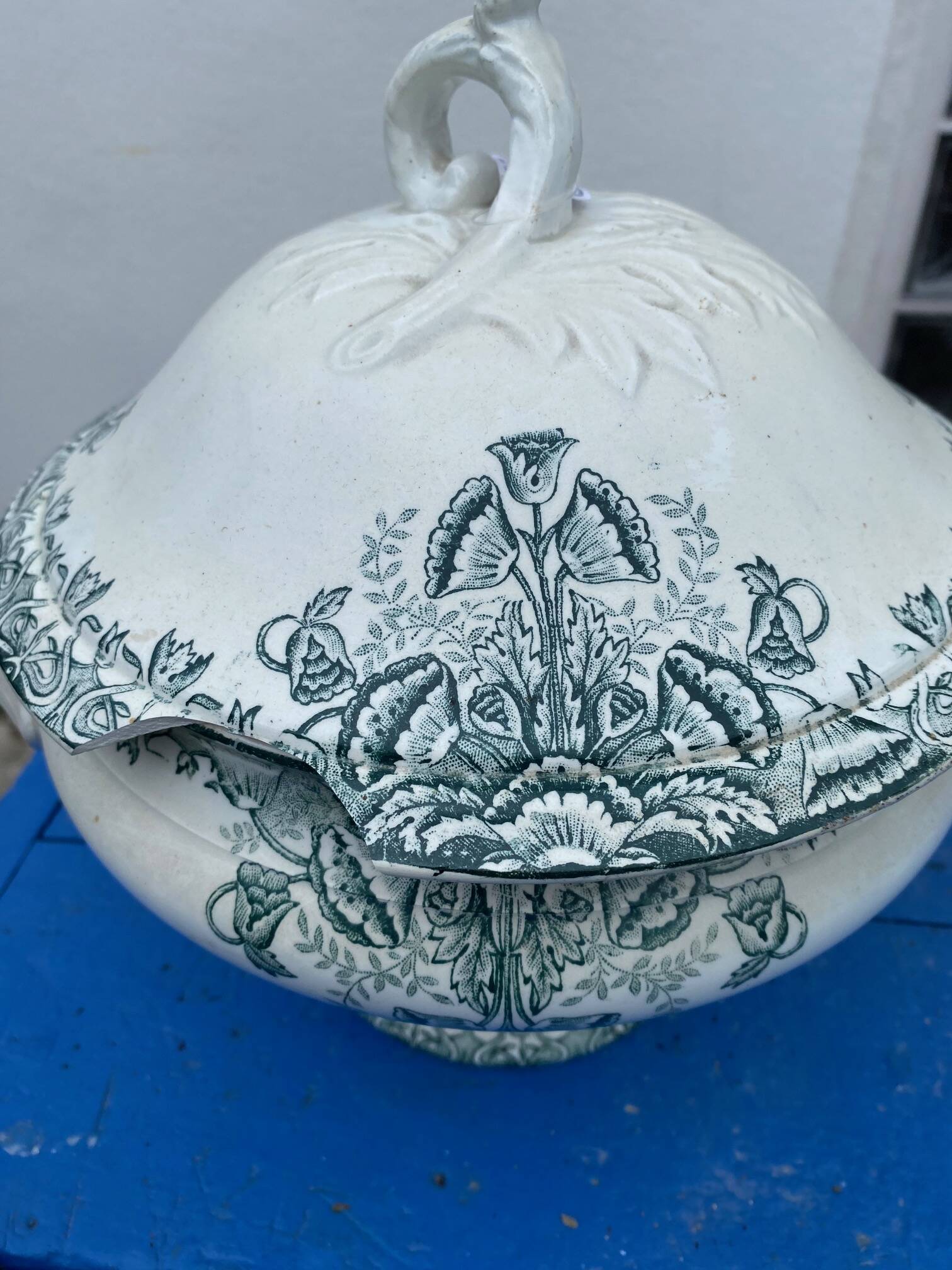 Soupière ancienne en faïence de St Amand décor floral Lebacqz Bouchard