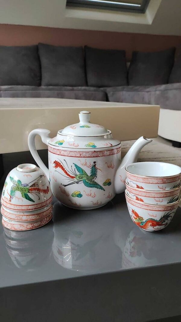 Service à thé Chinois/Théière + 6 tasses. En porcelaine fine. Décor Dragons/Phoenix. Style Famille Rose Feng Shui. Années 70