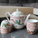Chinese tea service/Teapot + 6 cups. In fine porcelain. Dragons/Phoenix decor. Feng Shui Rose Family Style. 70s