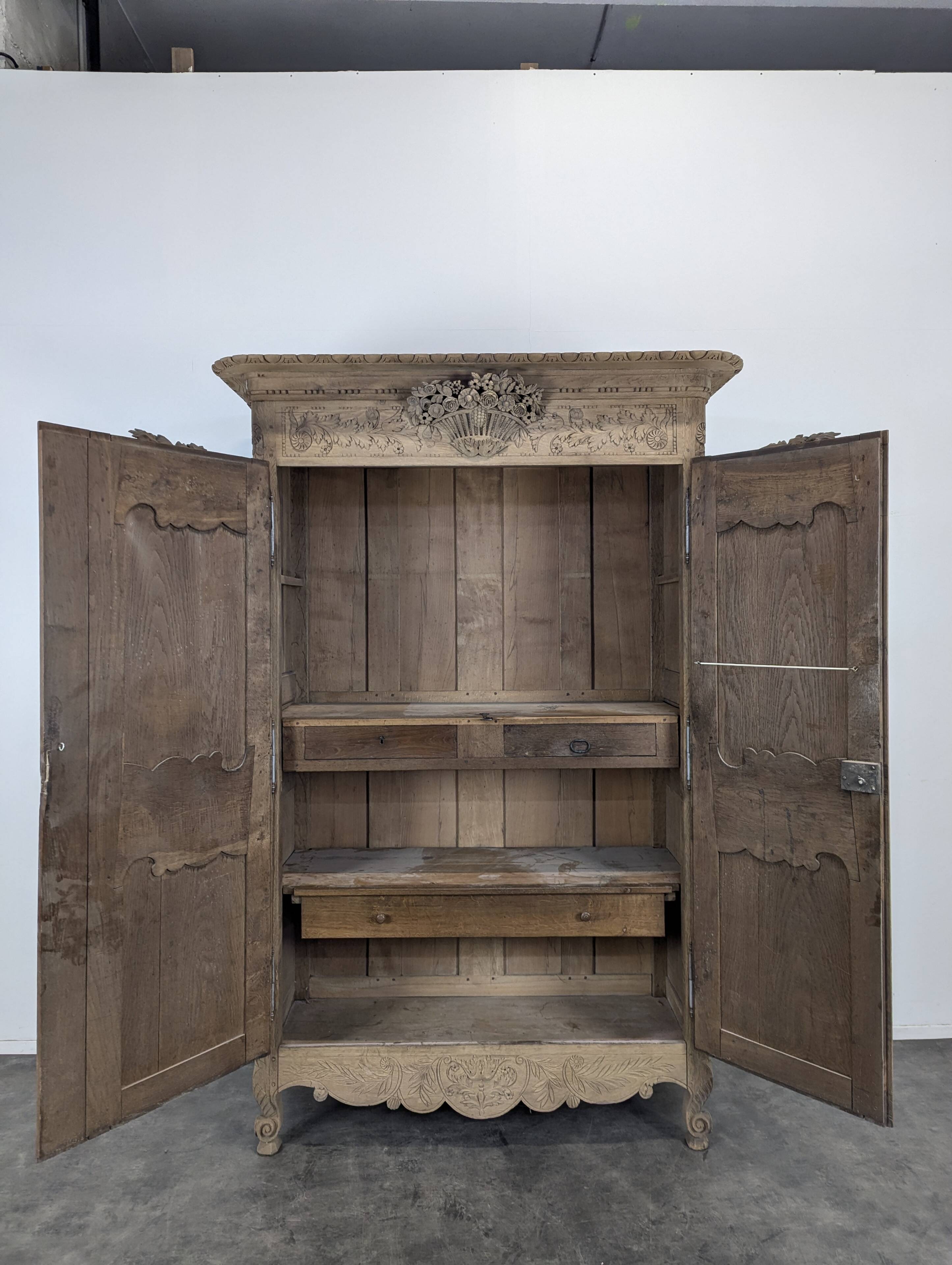 Armoire normande décapée richement sculptée