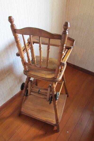Chaise haute d'enfant , en bois , début 20ème