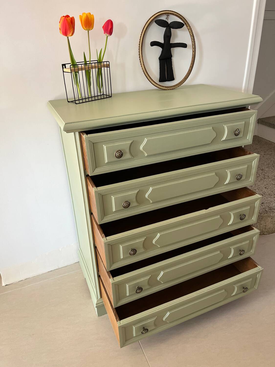 Refurbished antique chest of drawers with 5 drawers