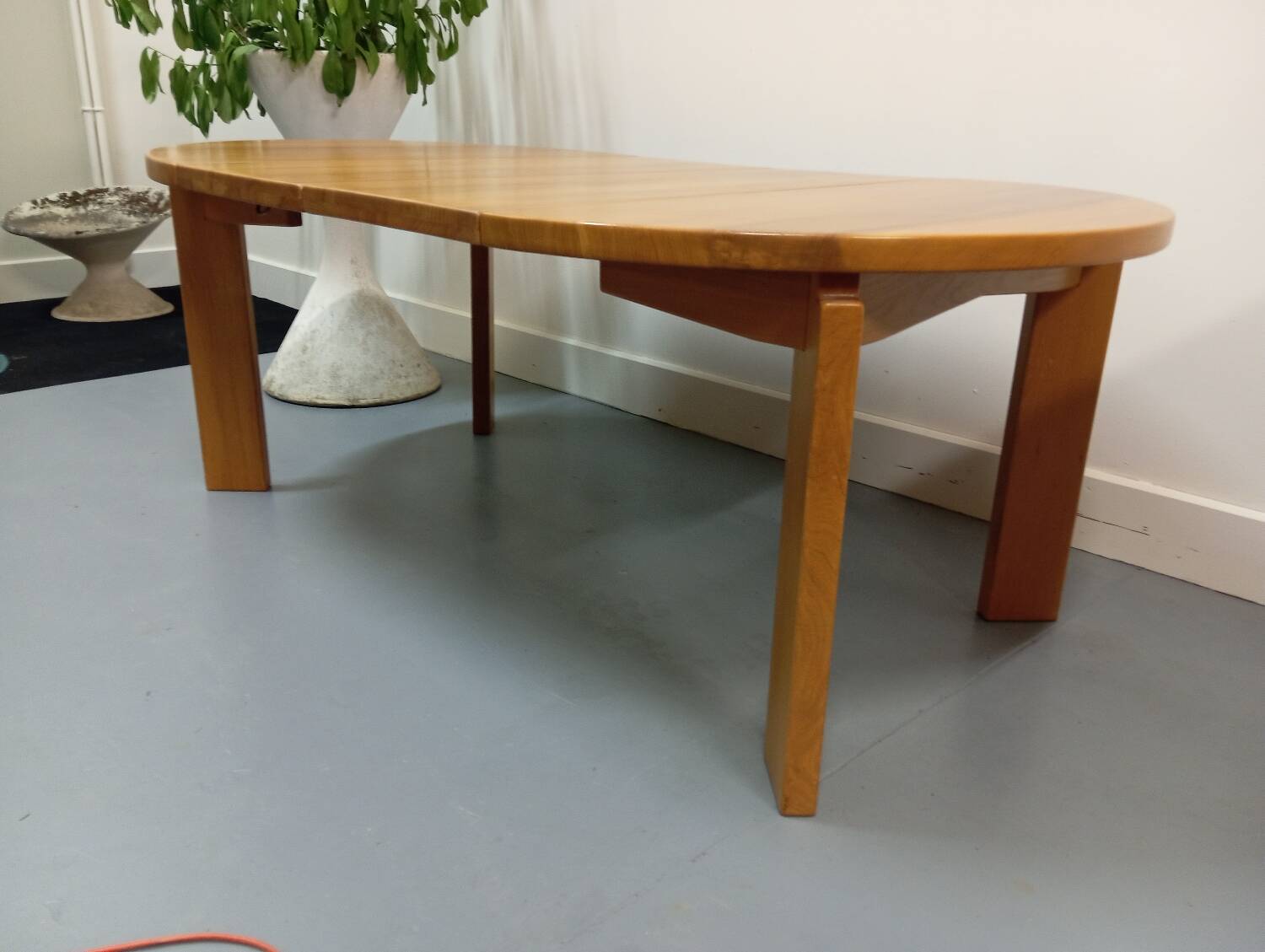 Maison Regain round/oval table in Elm