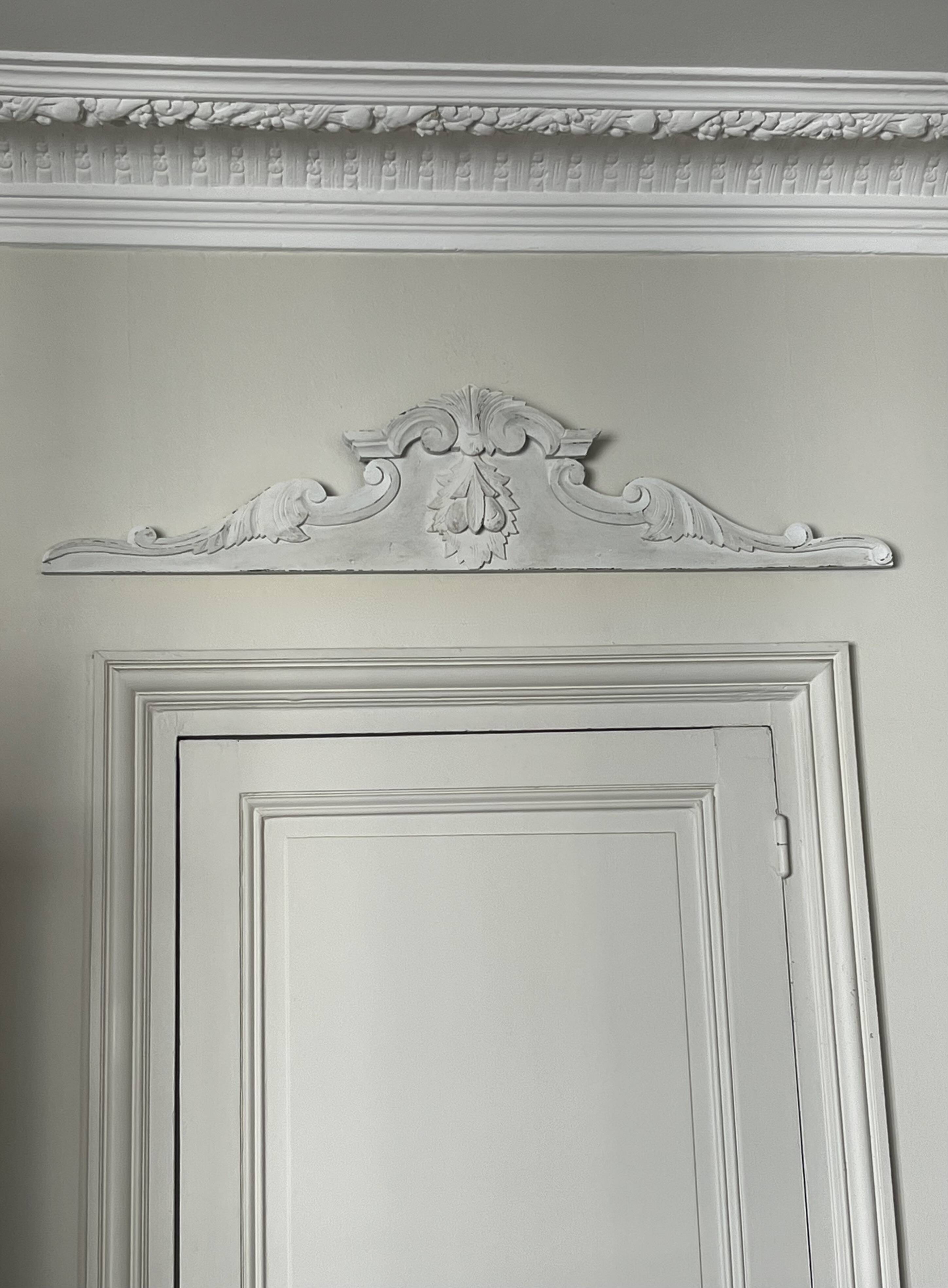 Ancien fronton, bois sculpté