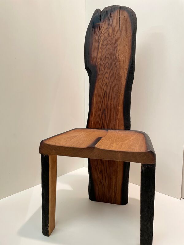 Chaise en bois massif brule