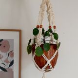 Suspension in macrame plant holder