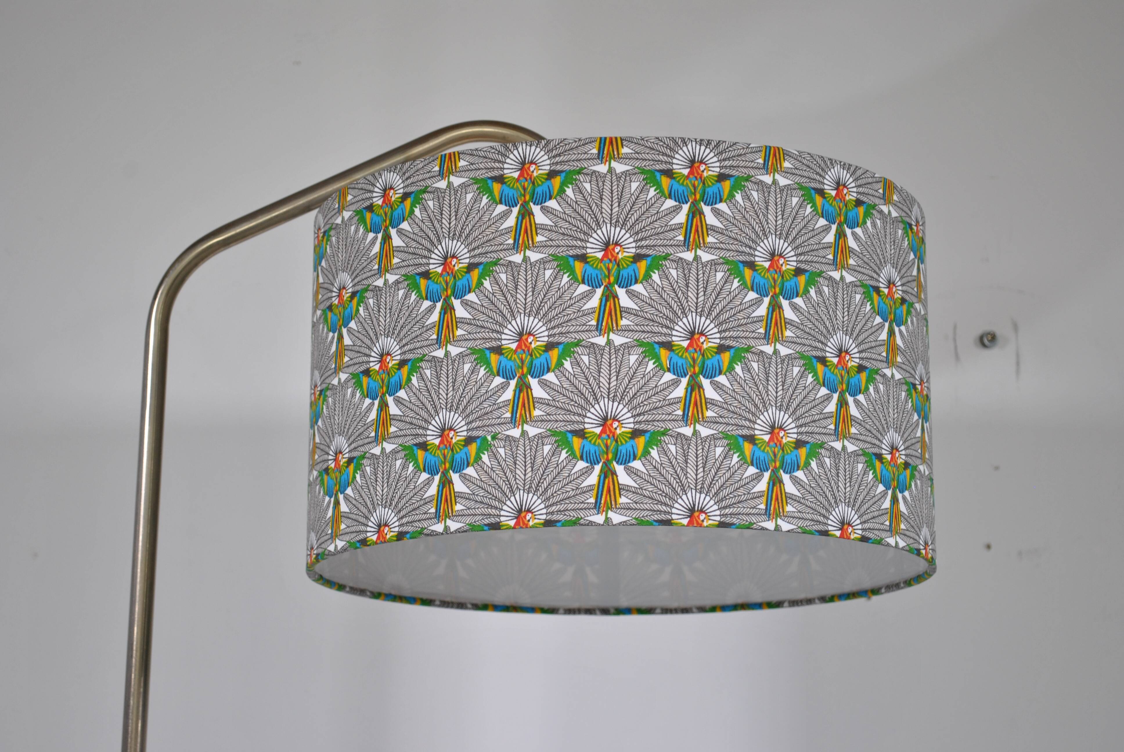 Smooth floor lamp magazine holder